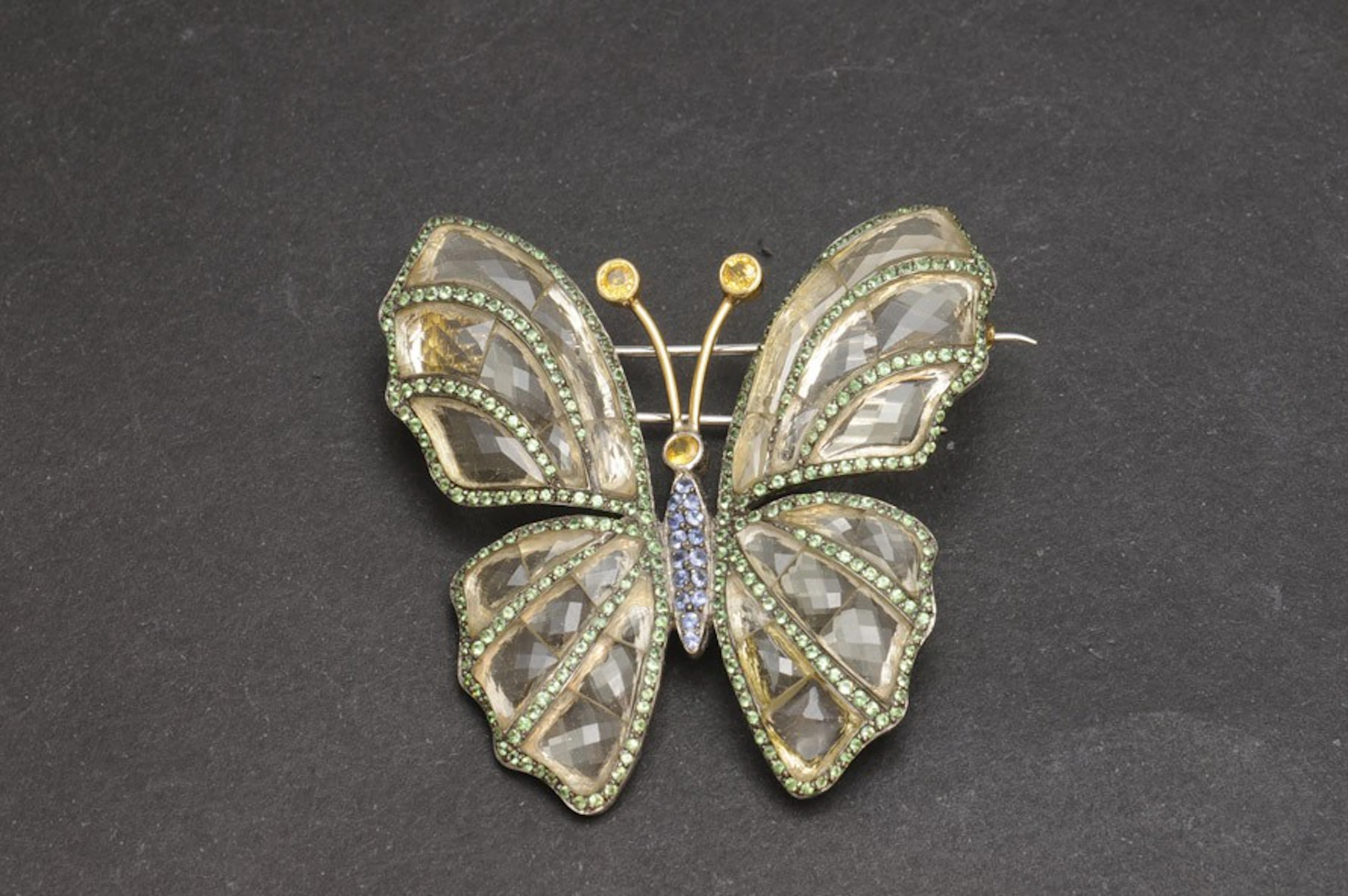 Broche mariposa con cuarzos, tsavoritas y otras