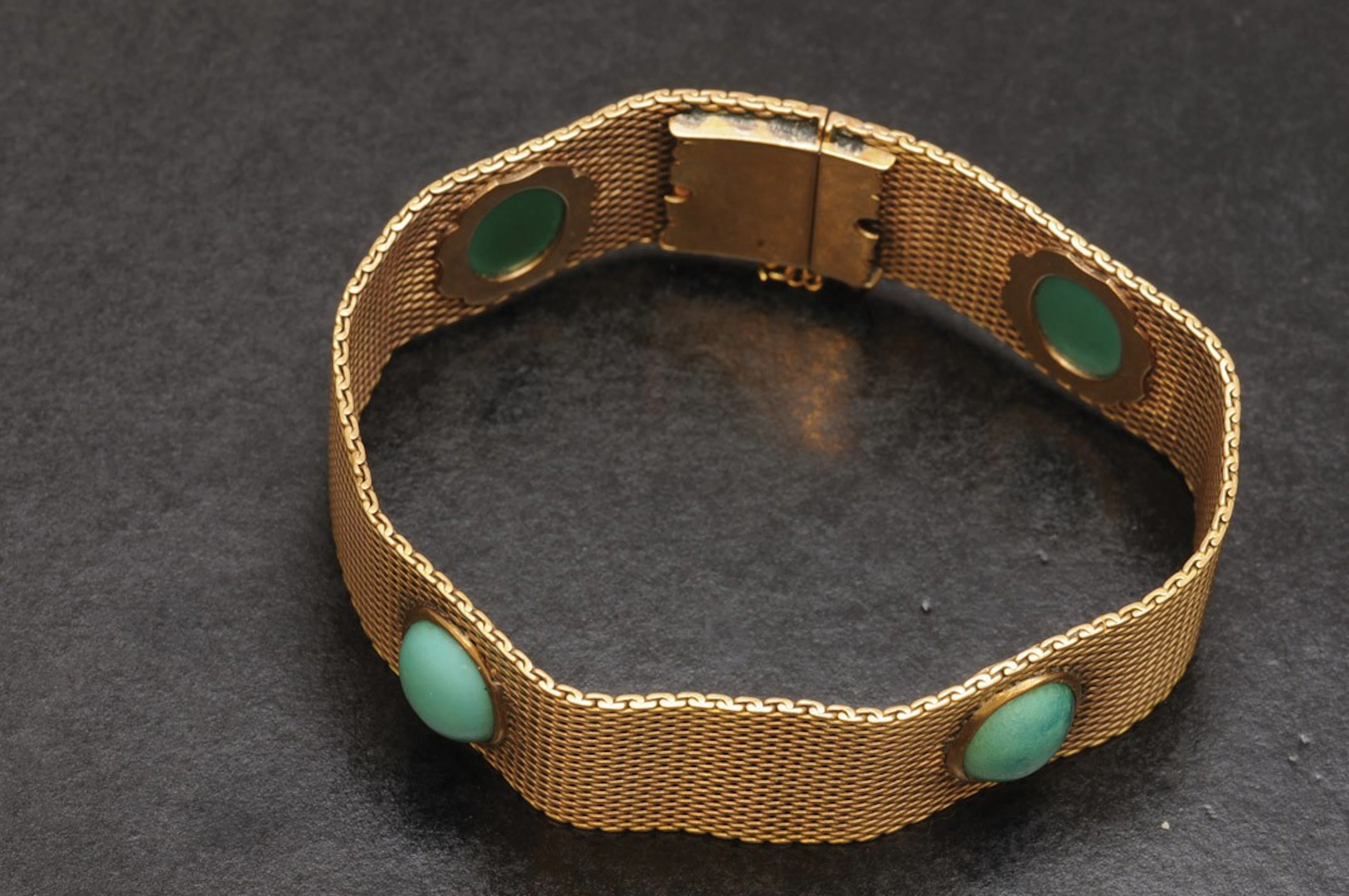 Pulsera de oro con cabujones de turquesa