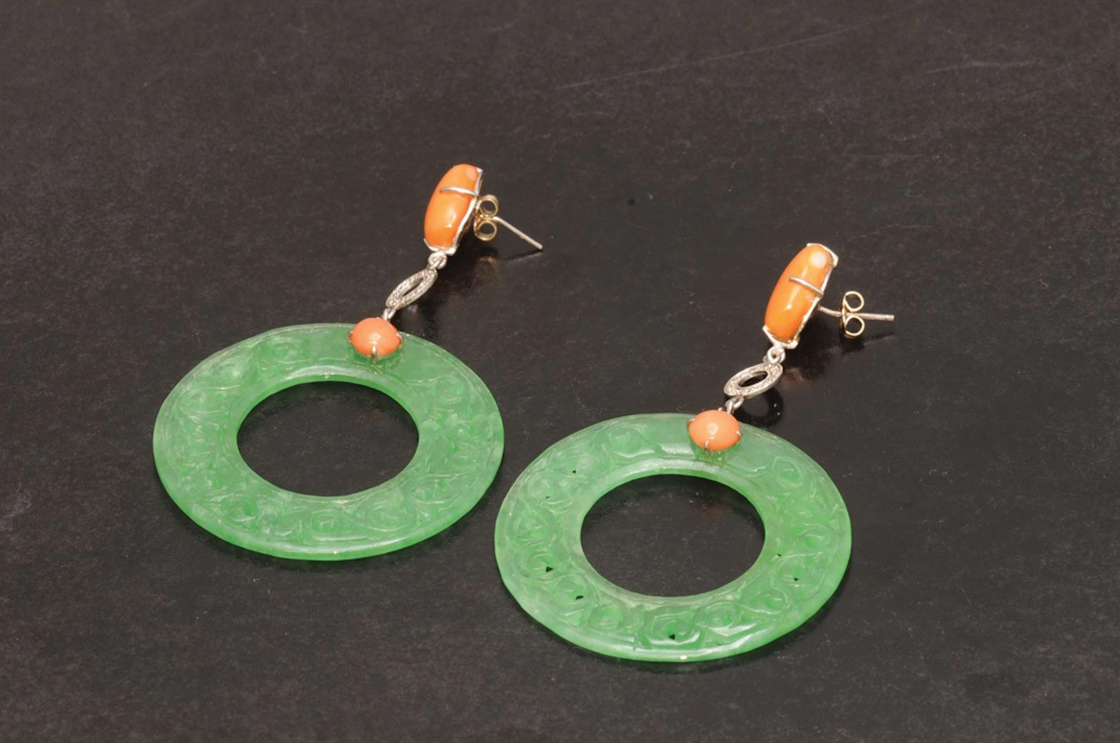 Pendientes de oro con jade, coral y diamantes