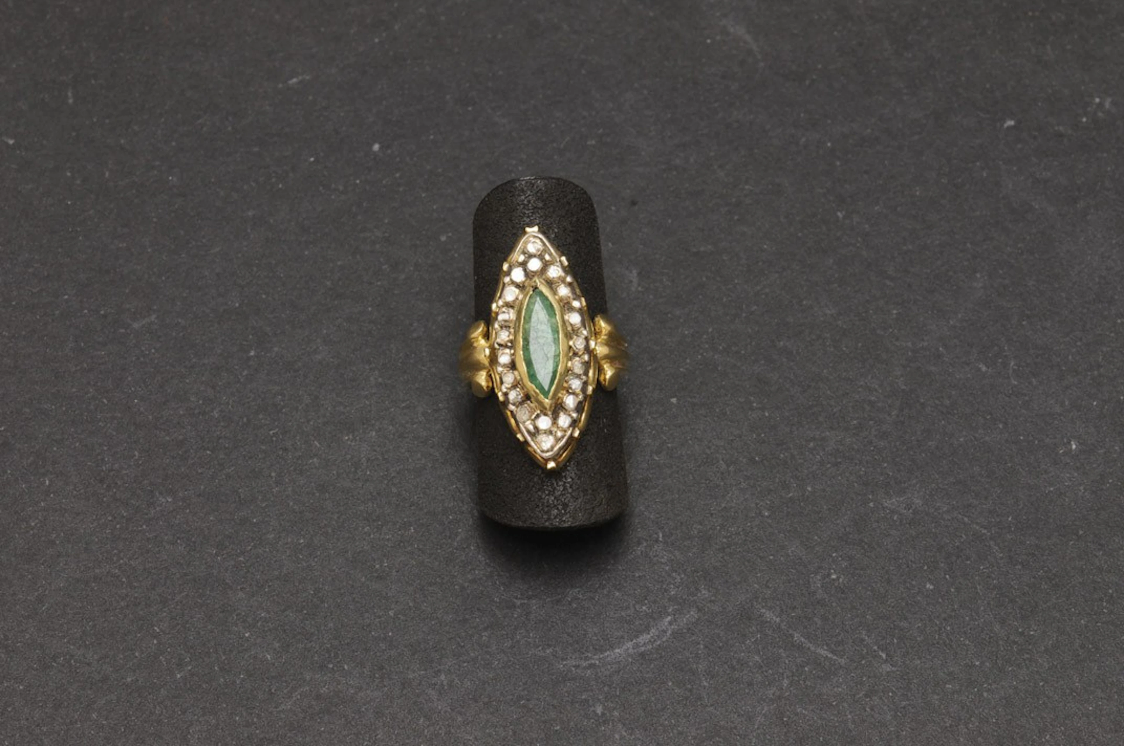 Sortija de oro, plata, esmeralda y diamantes