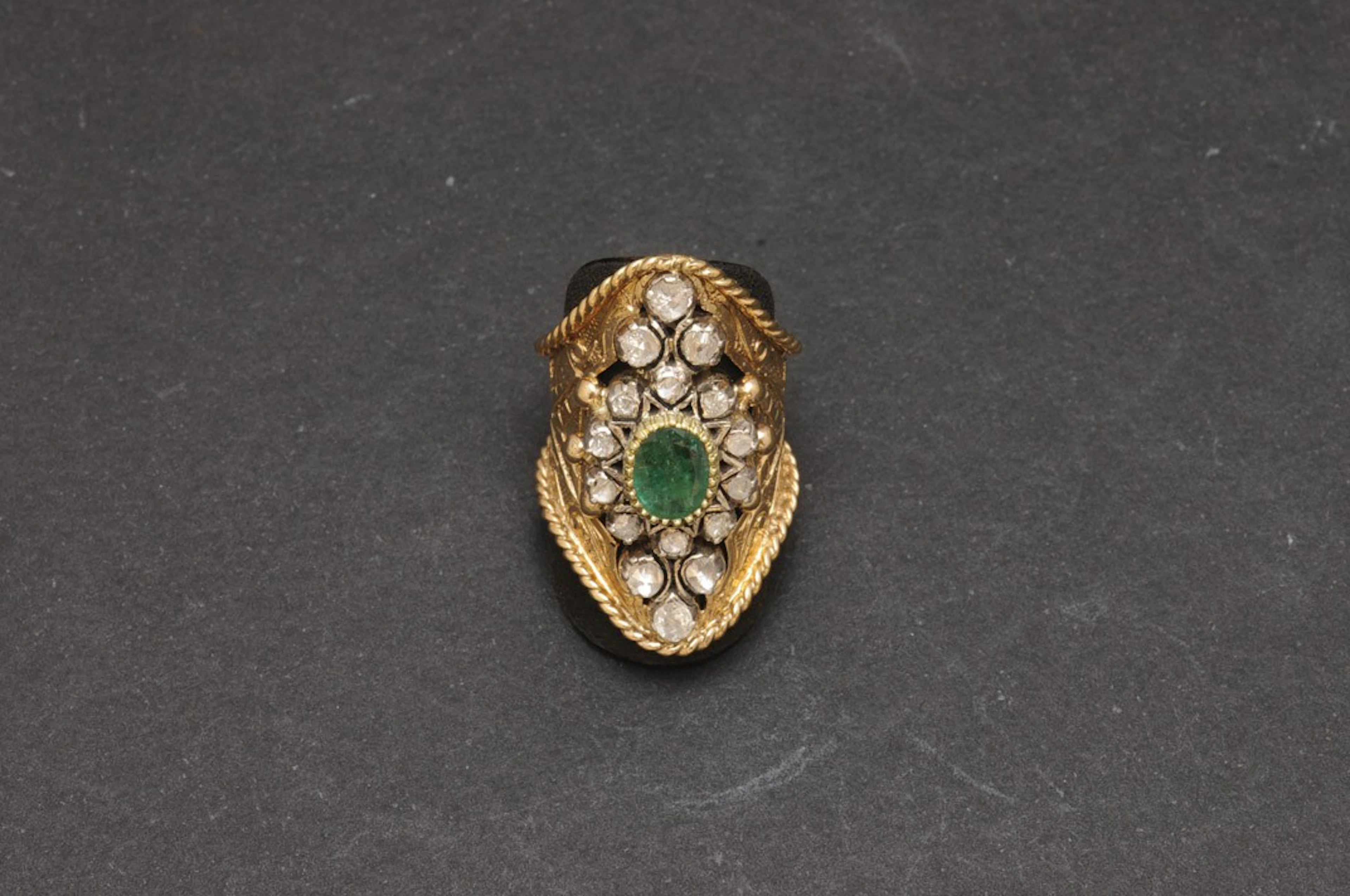 Sortija de oro, plata, esmeralda y diamantes