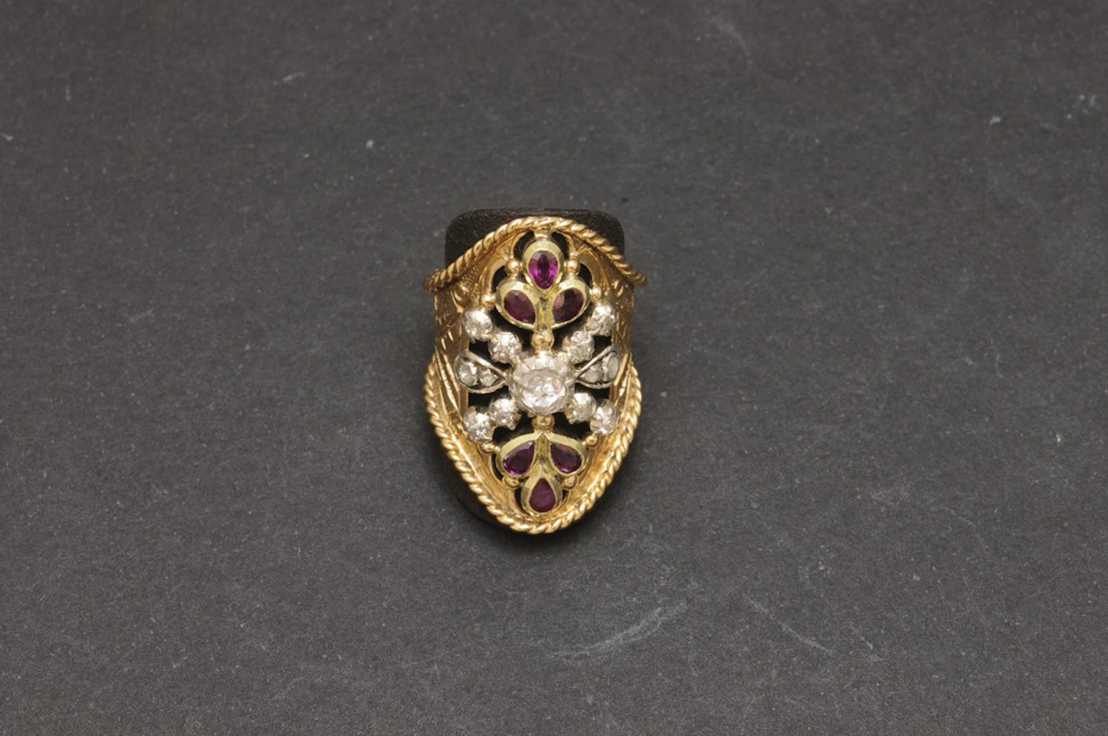 Sortija de oro y plata con rubíes y diamantes