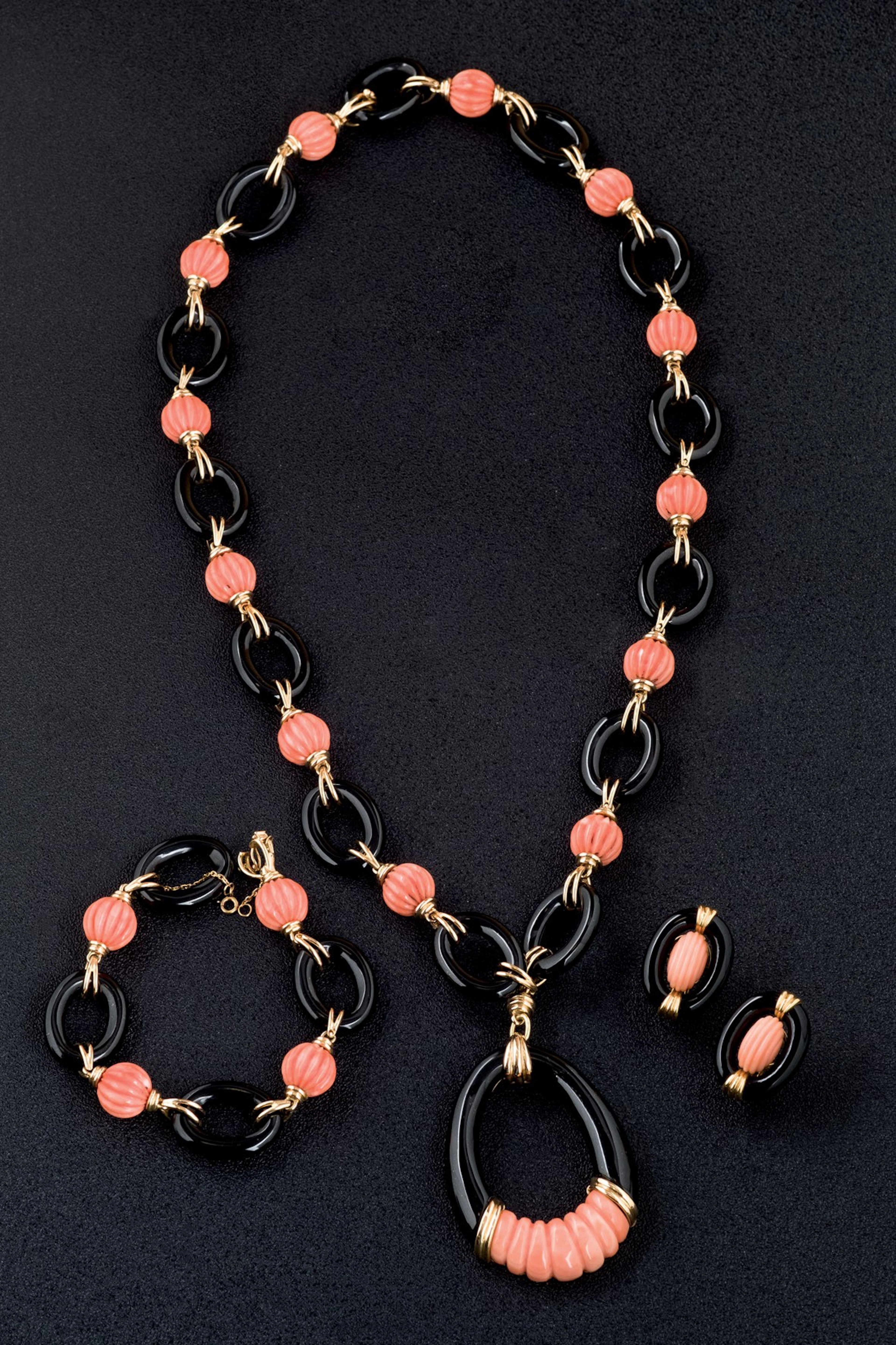 Collar, pulsera y pendientes14 K coral y onix