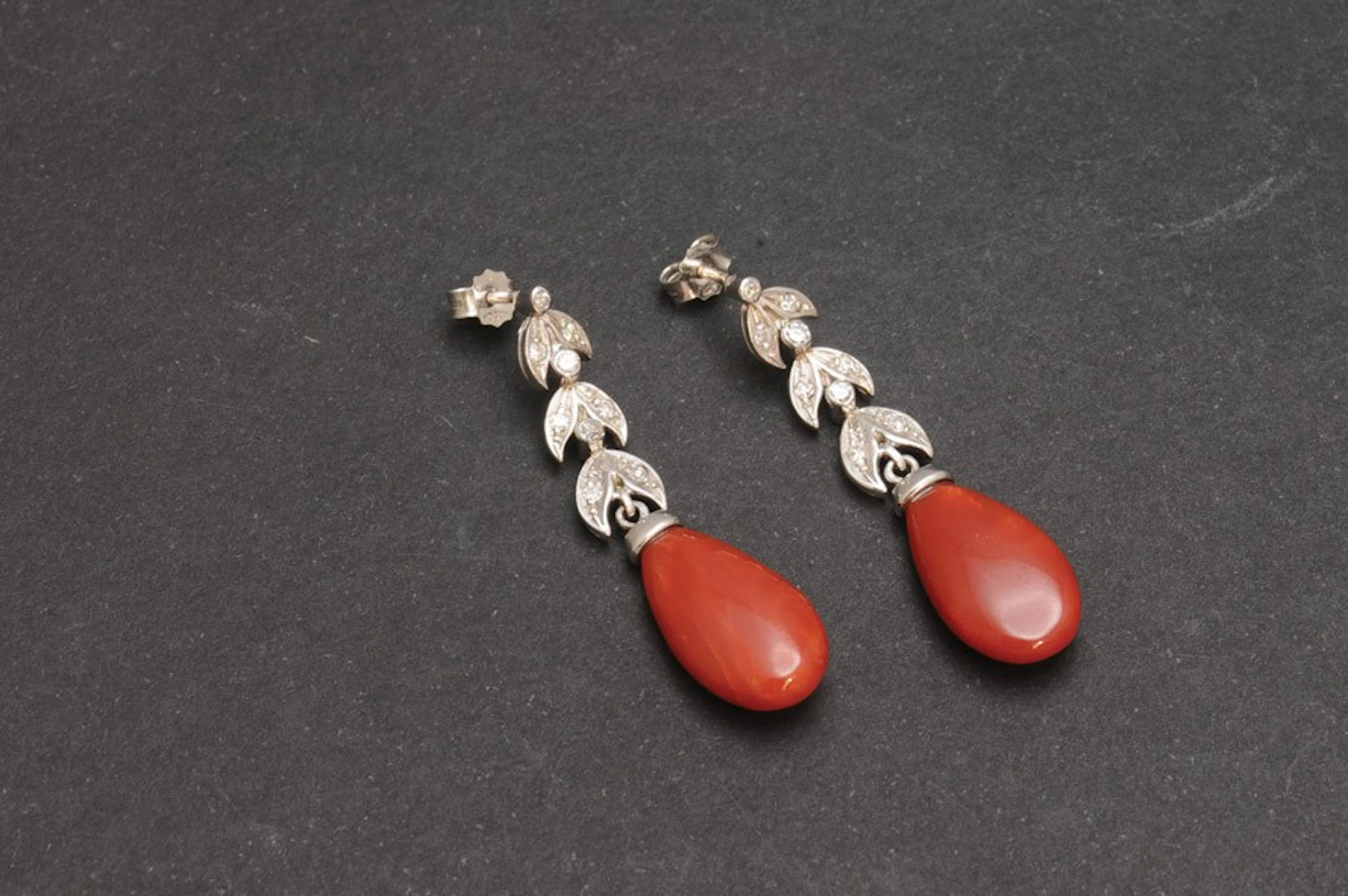 Pendientes de oro con coral y diamantes