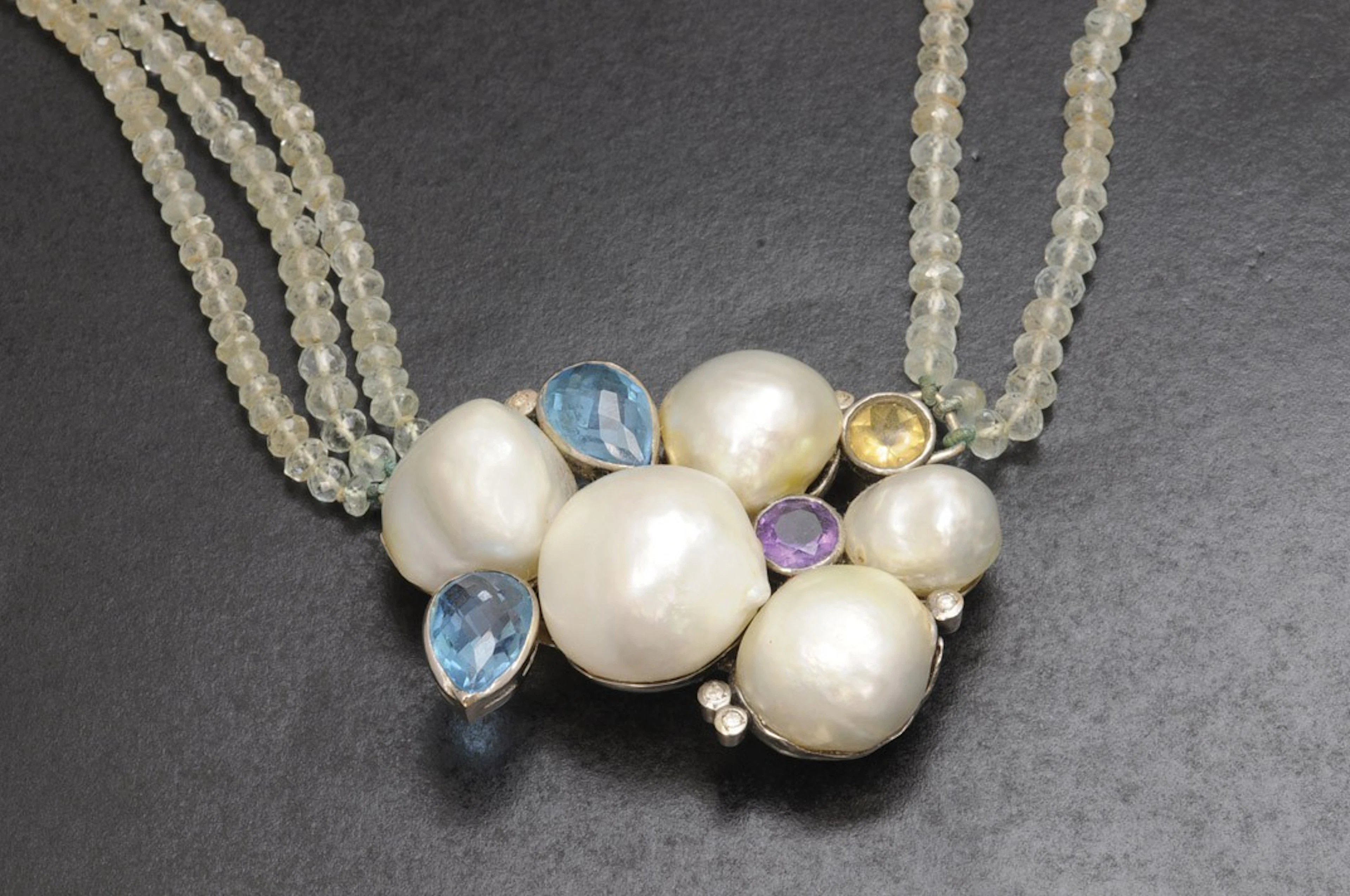 Collar de perlas y varias piedras de color