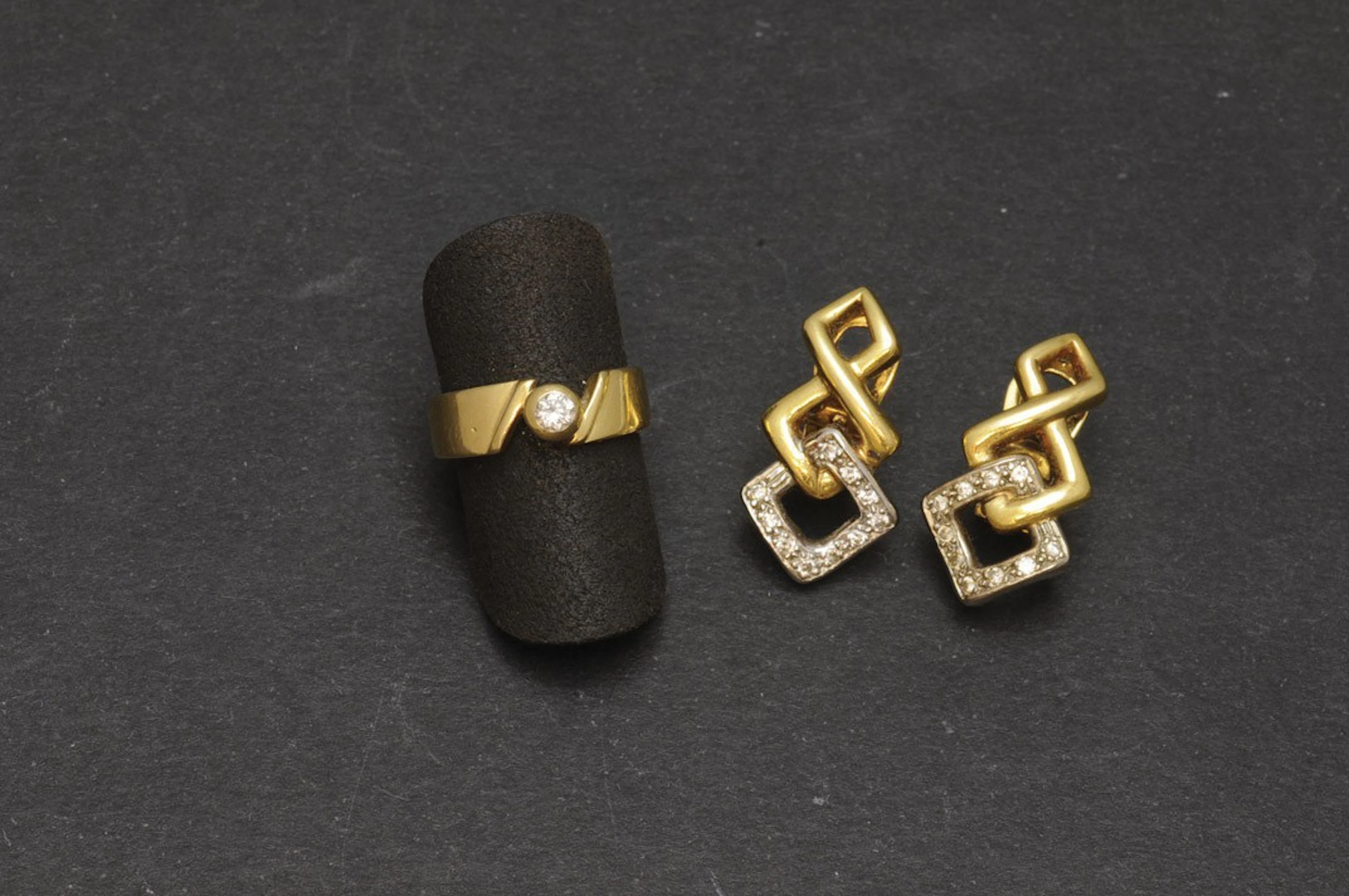 Sortija y pendientes de oro y diamantes