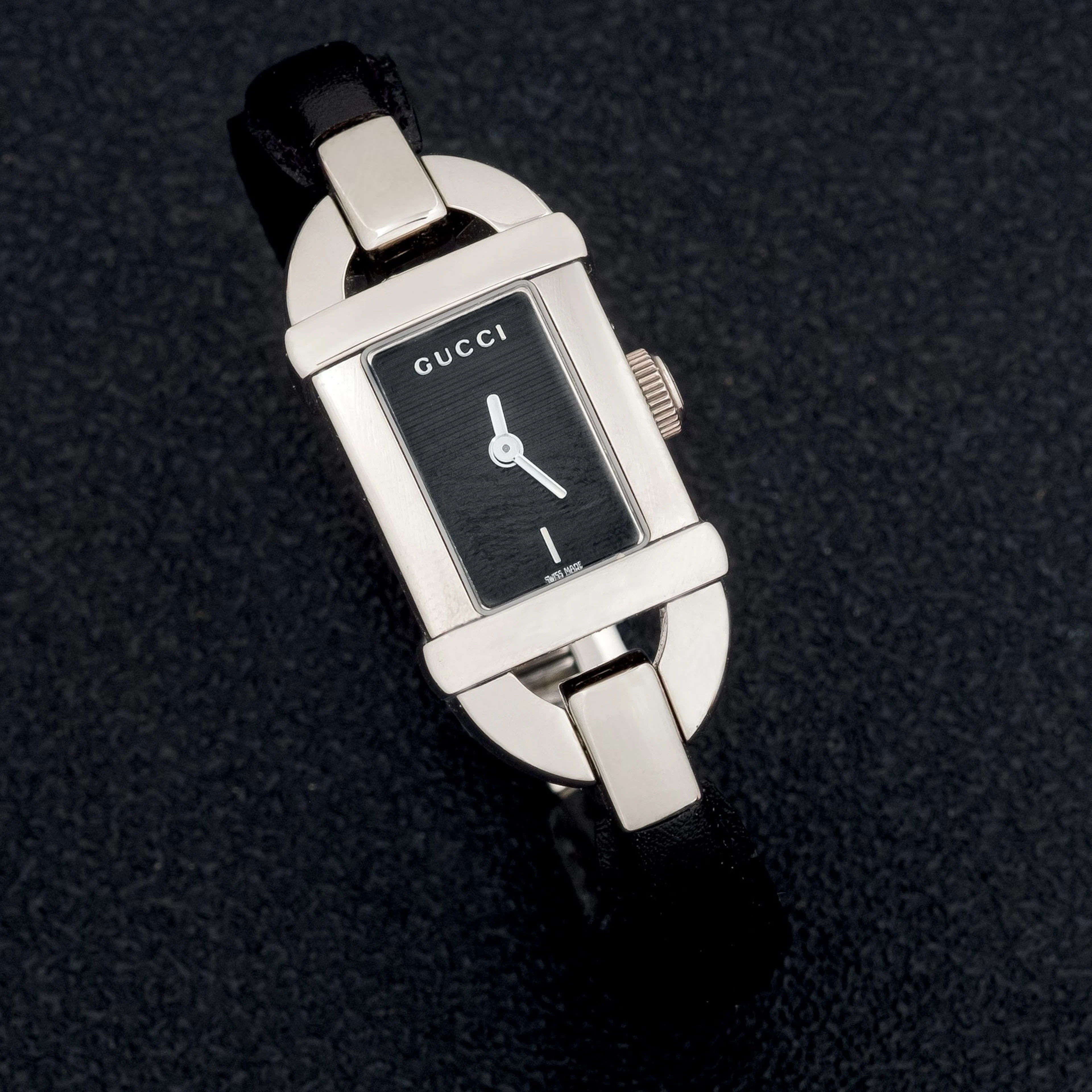 Gucci 6800L de acero con esfera negra
