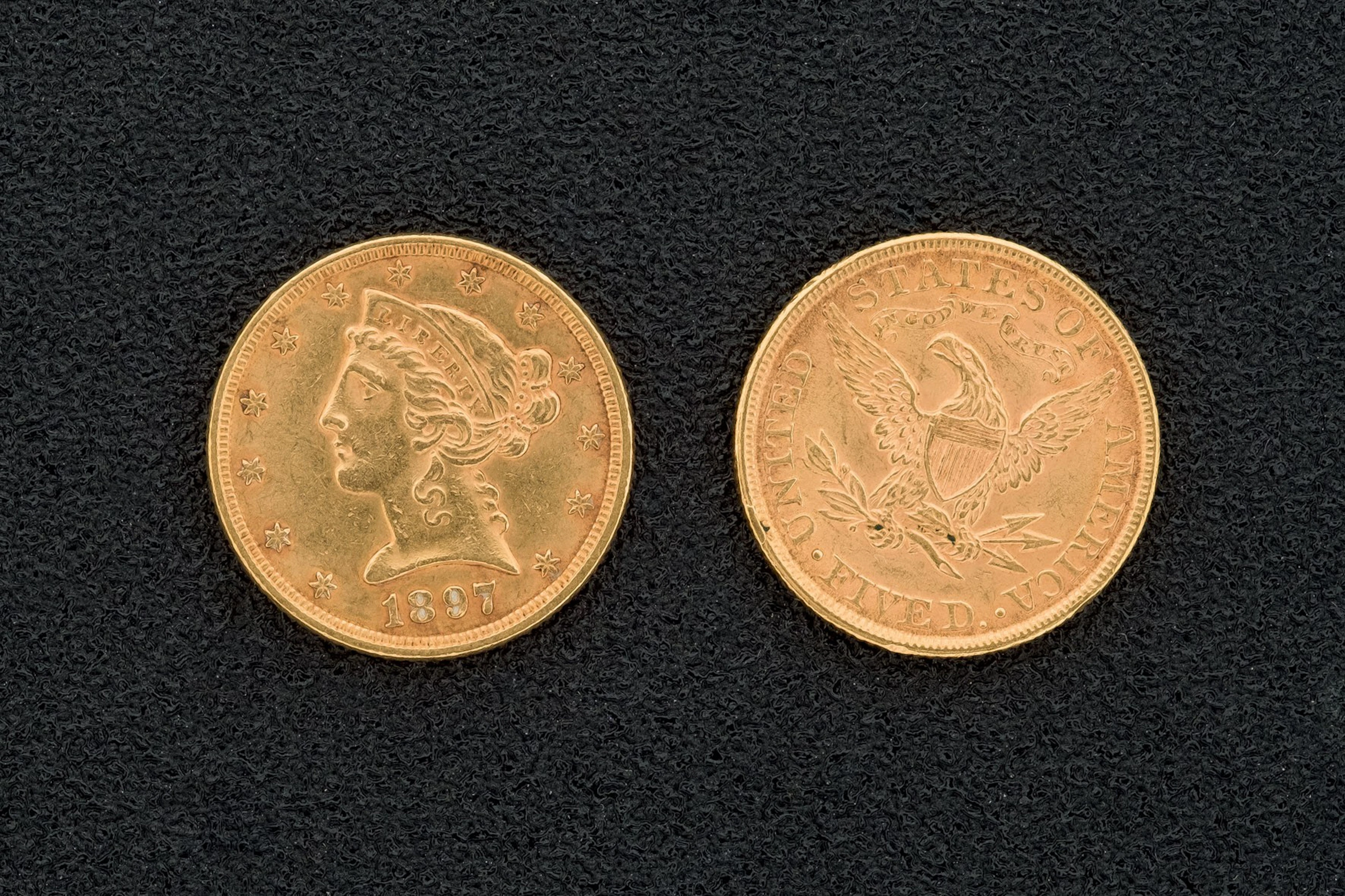 Lote de cinco monedas de cinco dólares USA