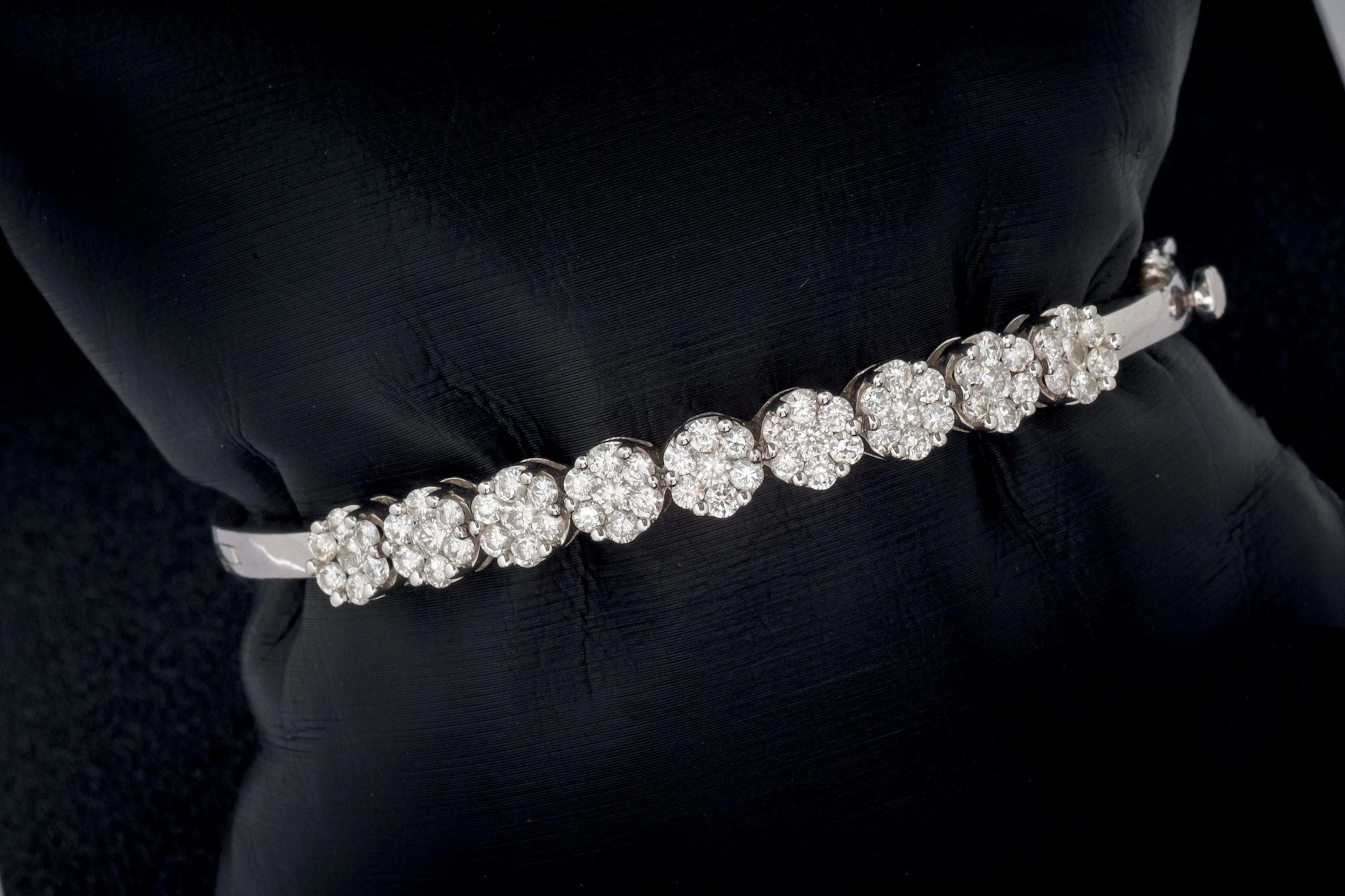 Pulsera de oro con rosetones de diamantes