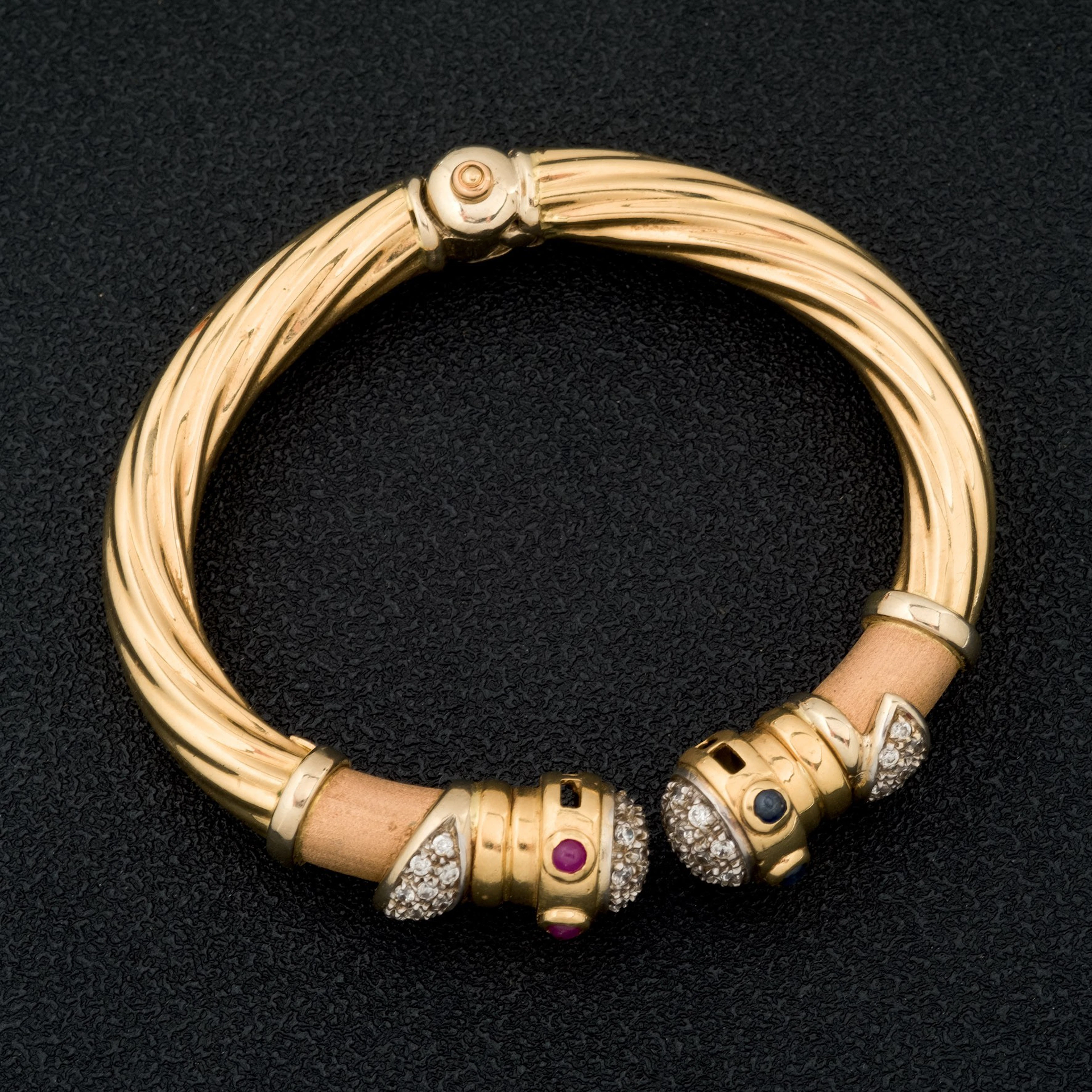 Pulsera de oro con diamantes, zafiros y rubíes