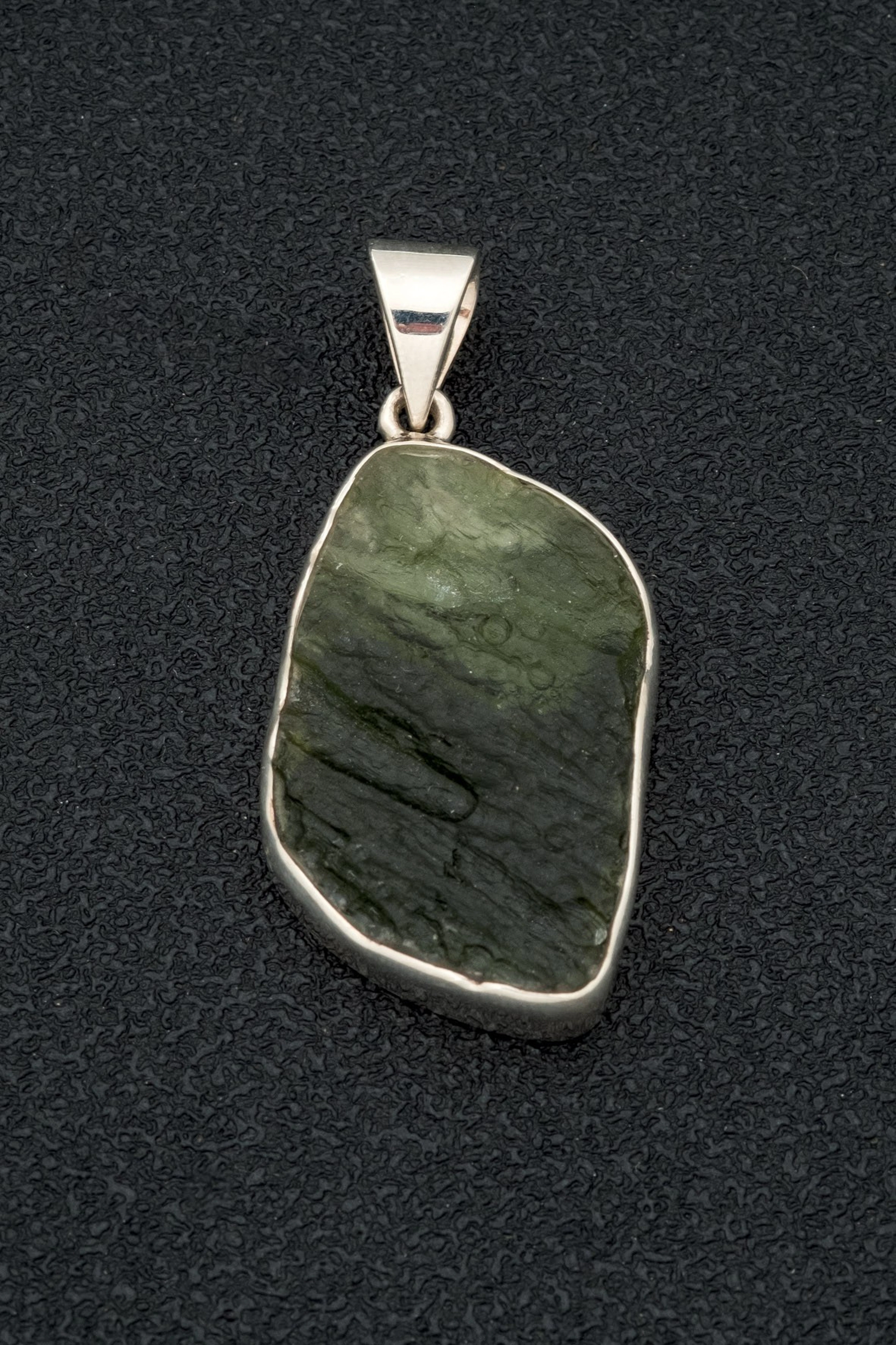 Colgante de plata y moldavita