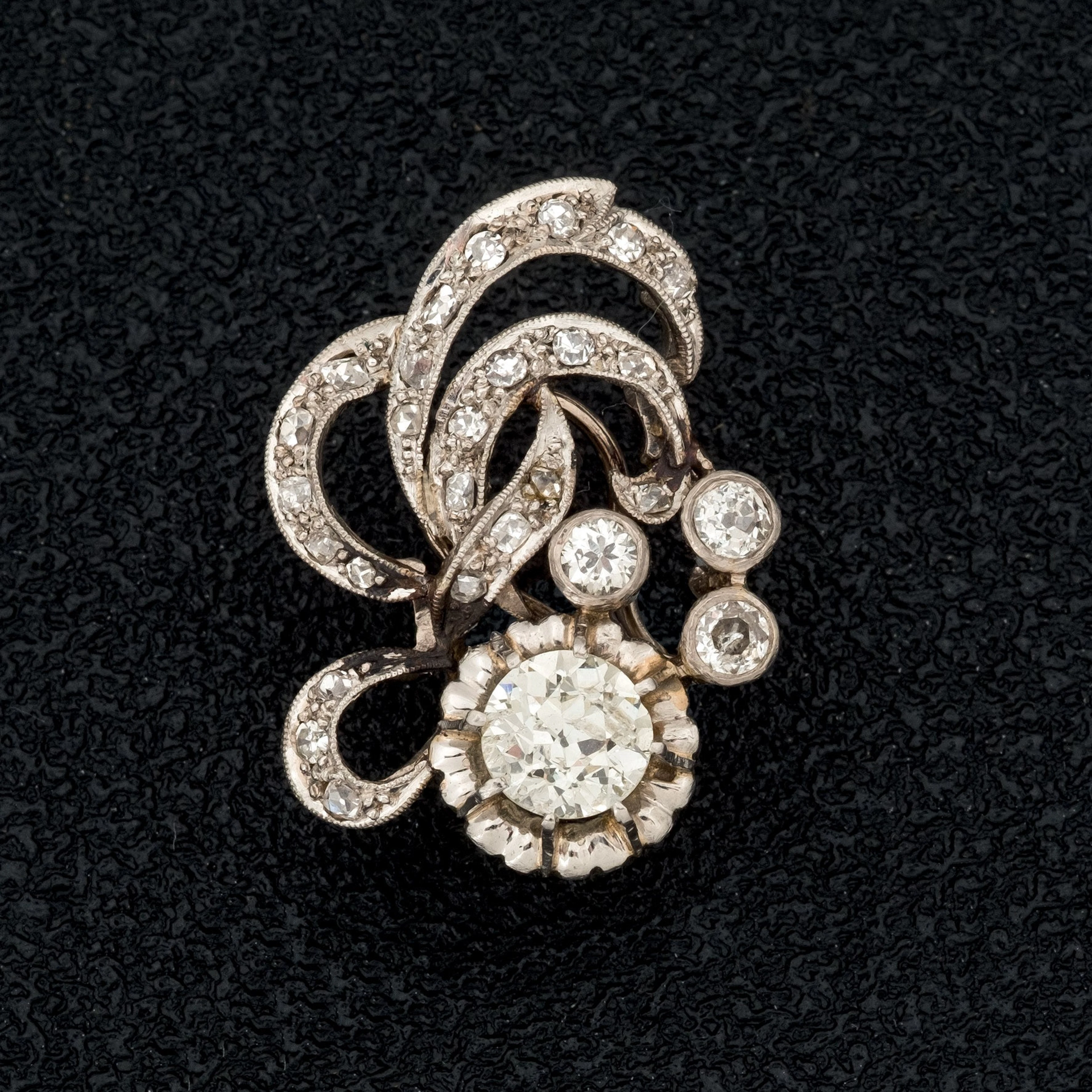 Un pendiente de oro con diamantes
