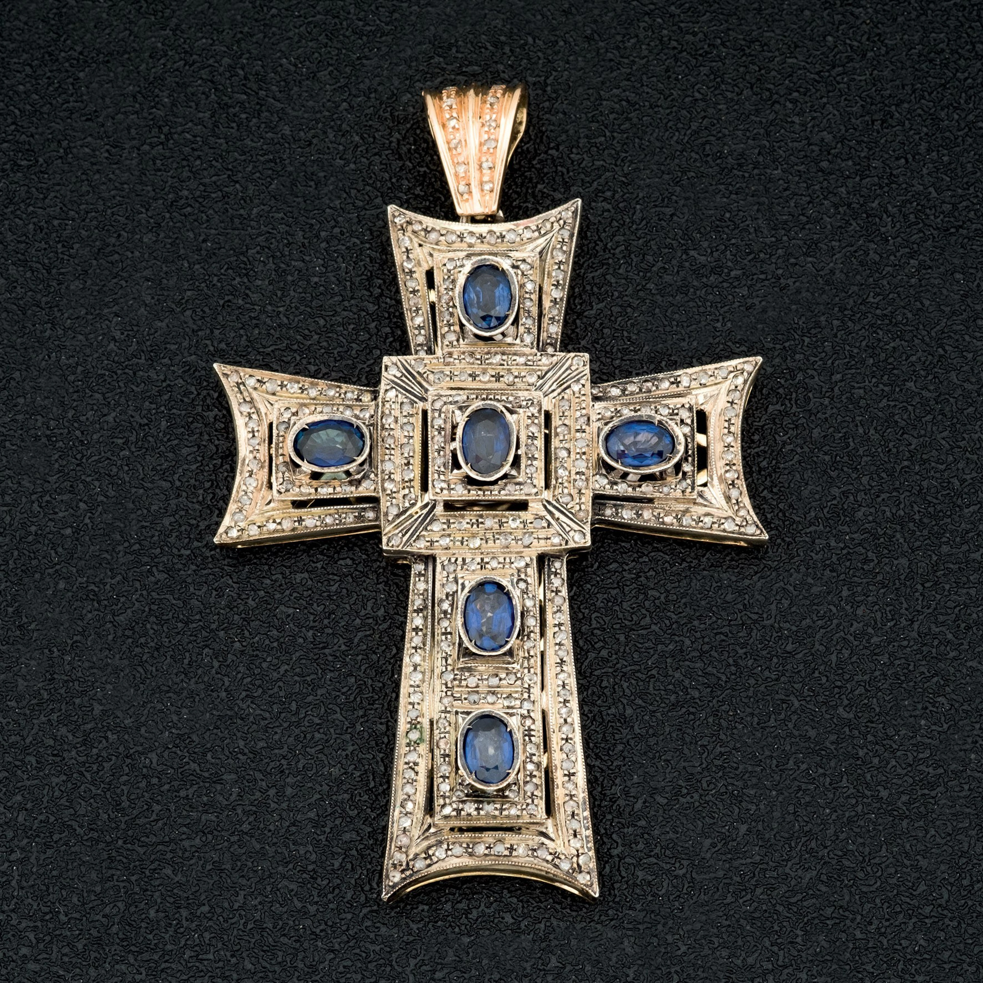 Colgane cruz de oro, plata, zafiros y diamantes