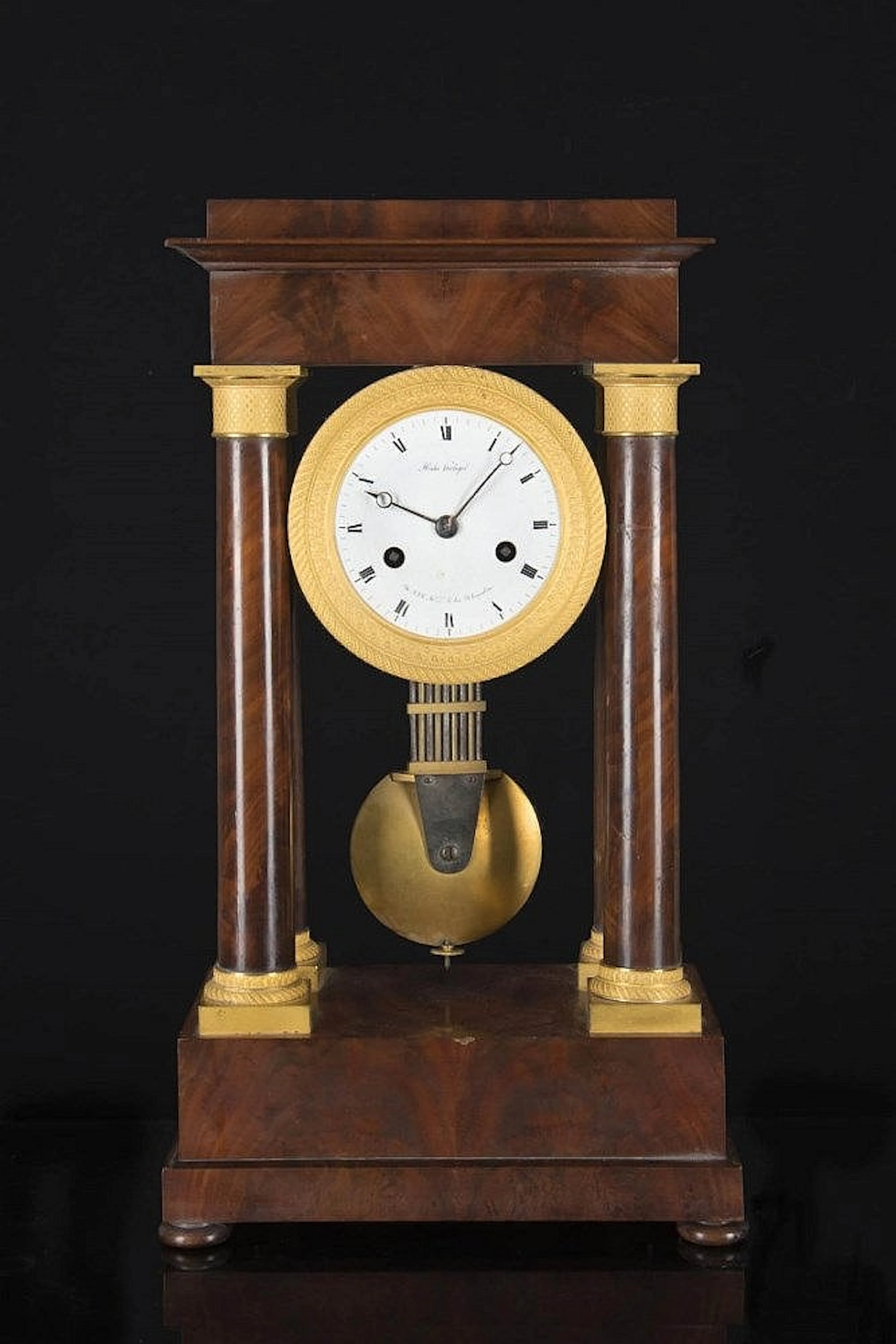 pendule portique en placage d'acajou