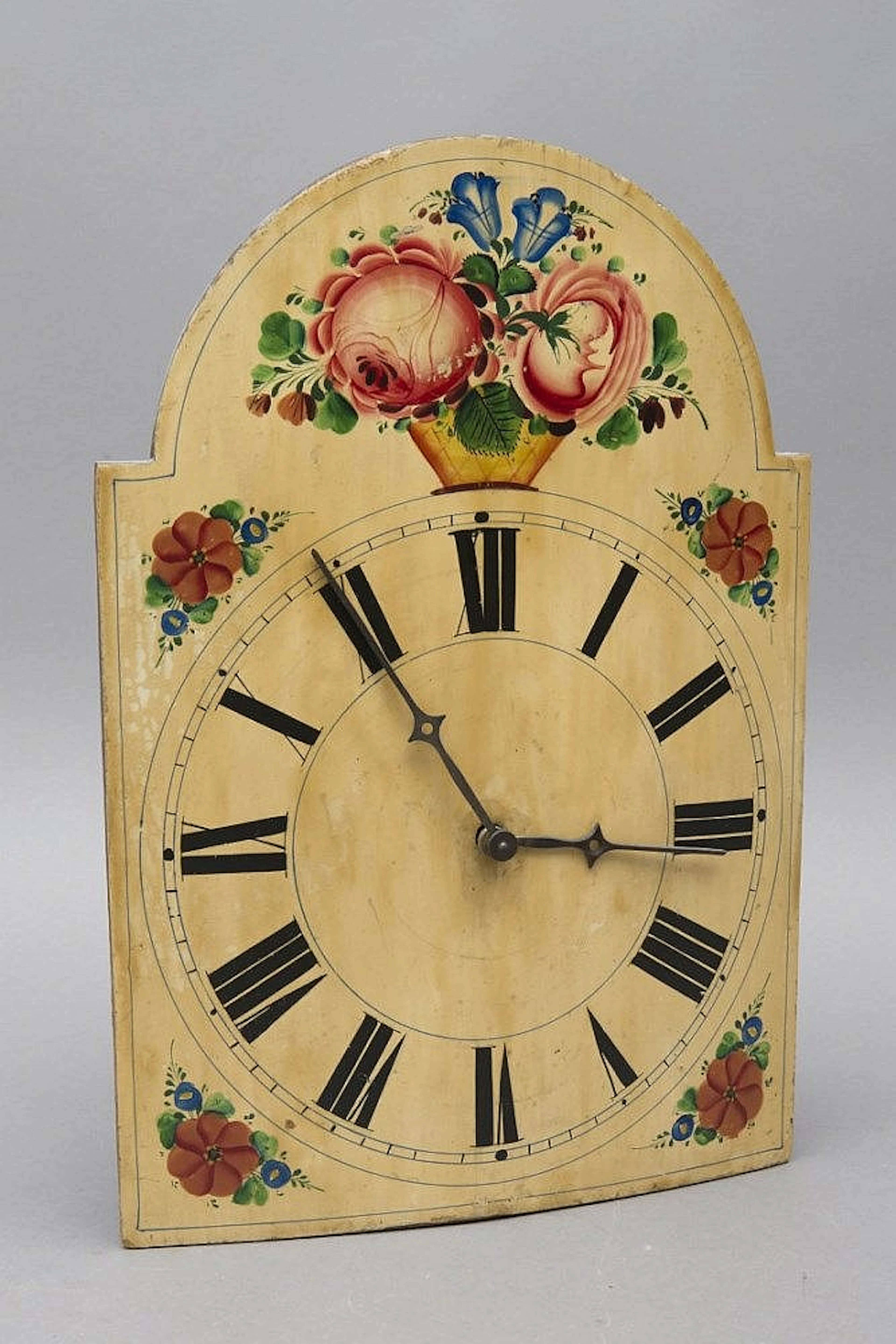 horloge ancienne à cadran en bois.