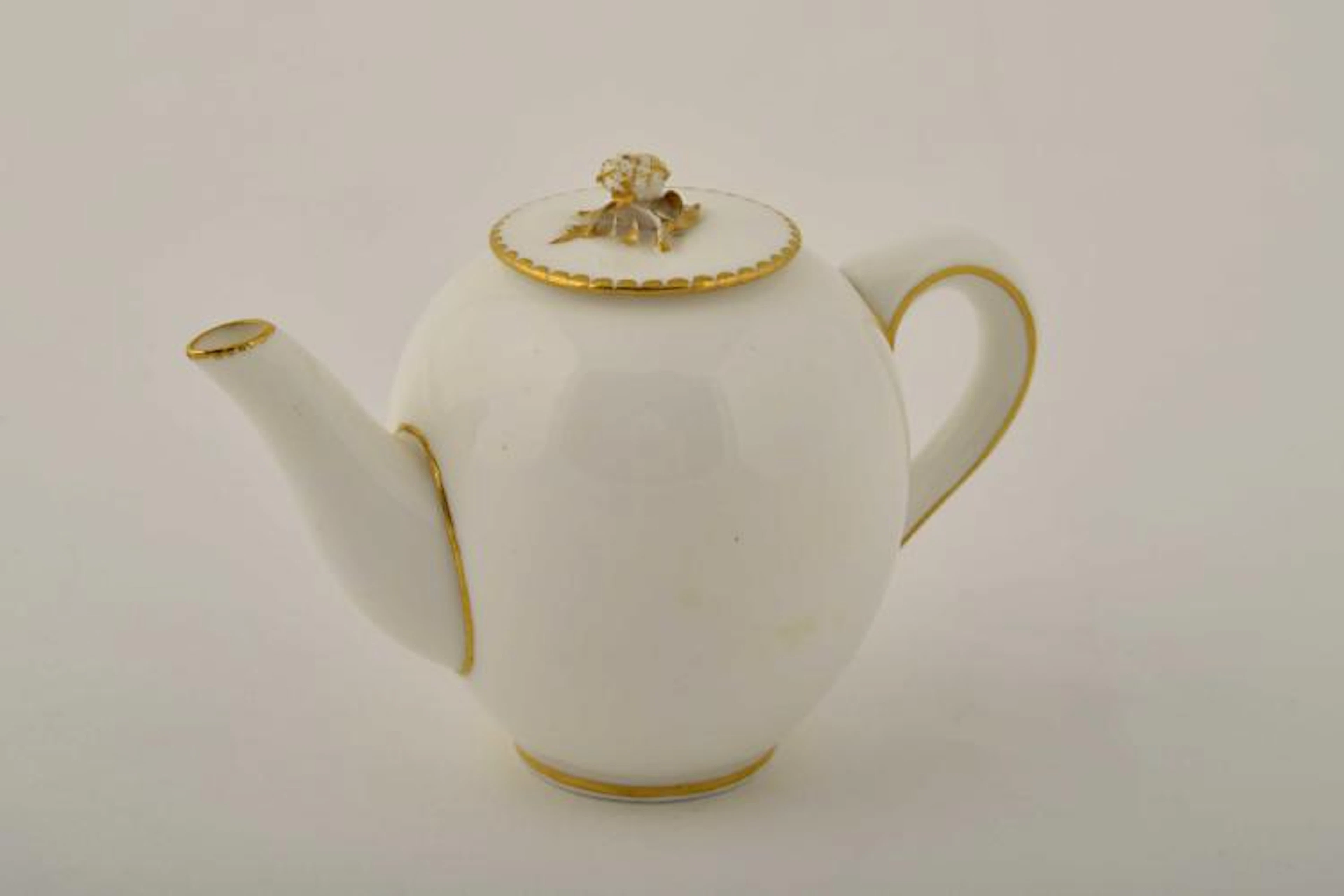 théière miniature en porcelaine de Sèvres à décor à légers rehauts d'or