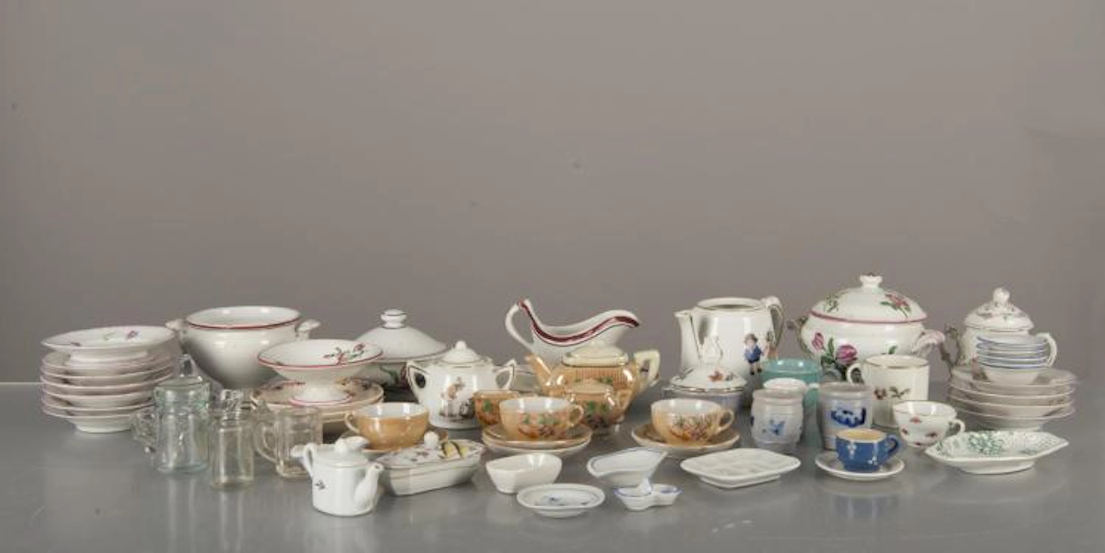 ménage de poupée XIXe en porcelaine