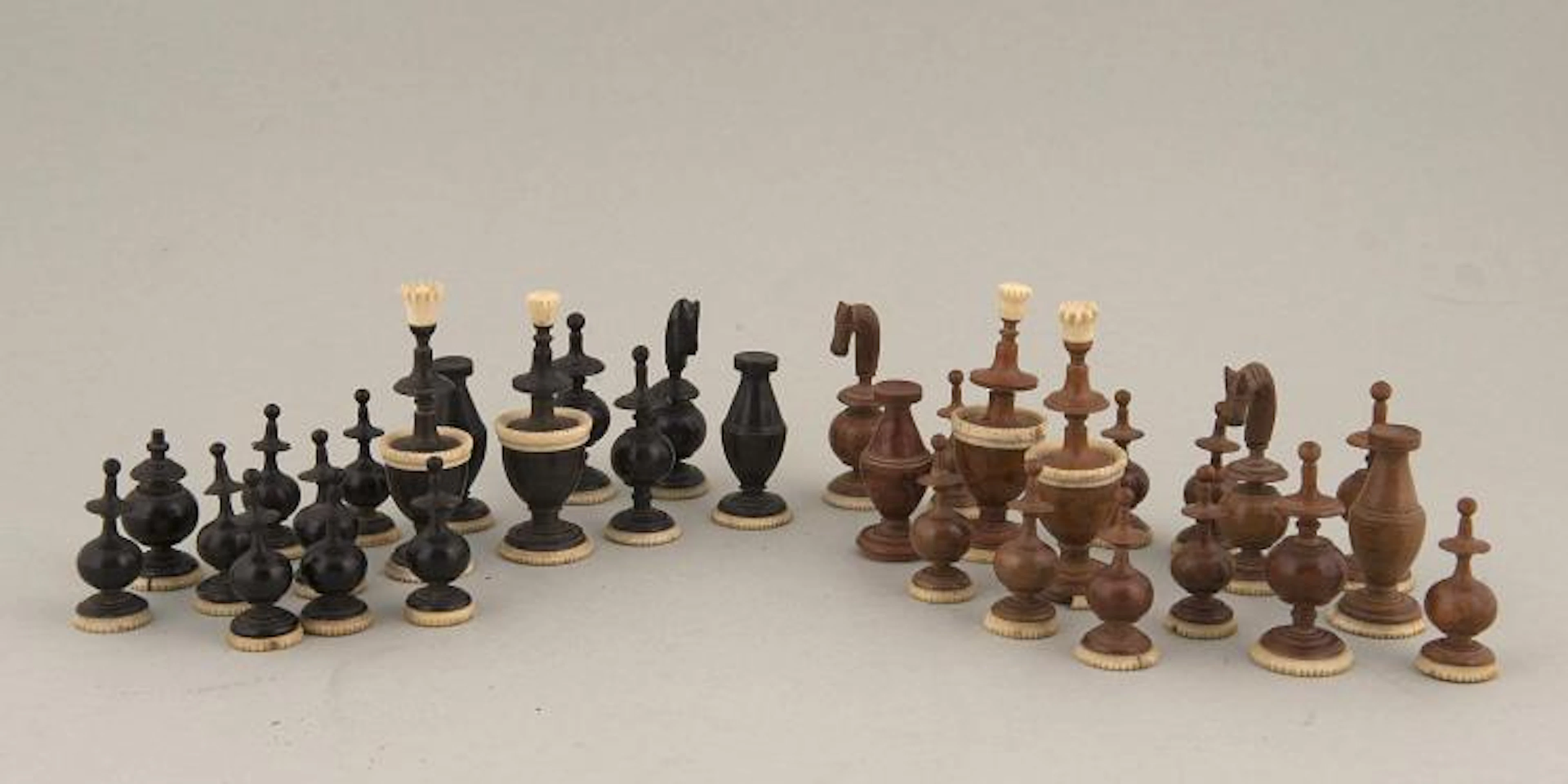 jeu d'échec en bois tourné et sculpté
