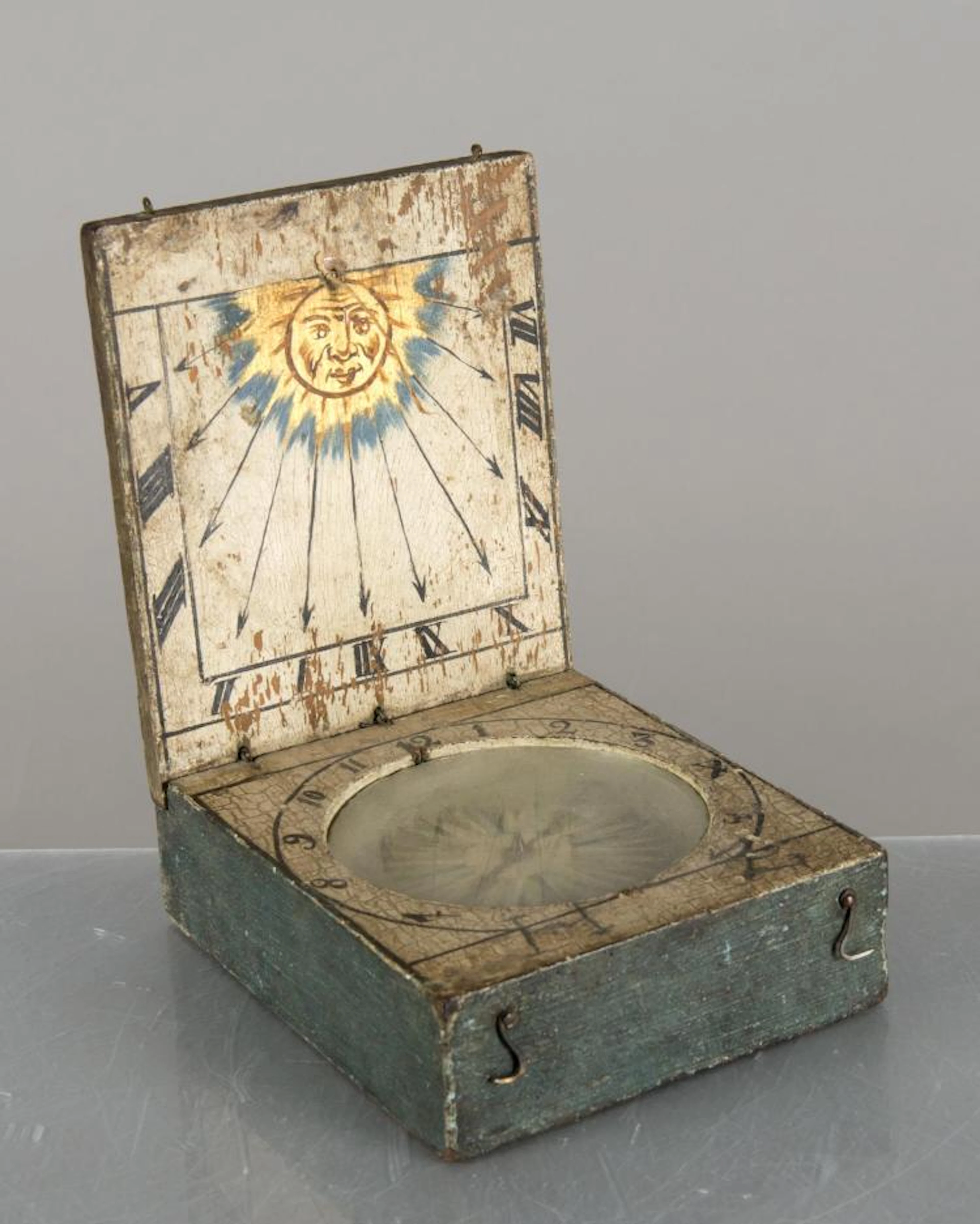 Boussole ancienne avec cadran solaire.