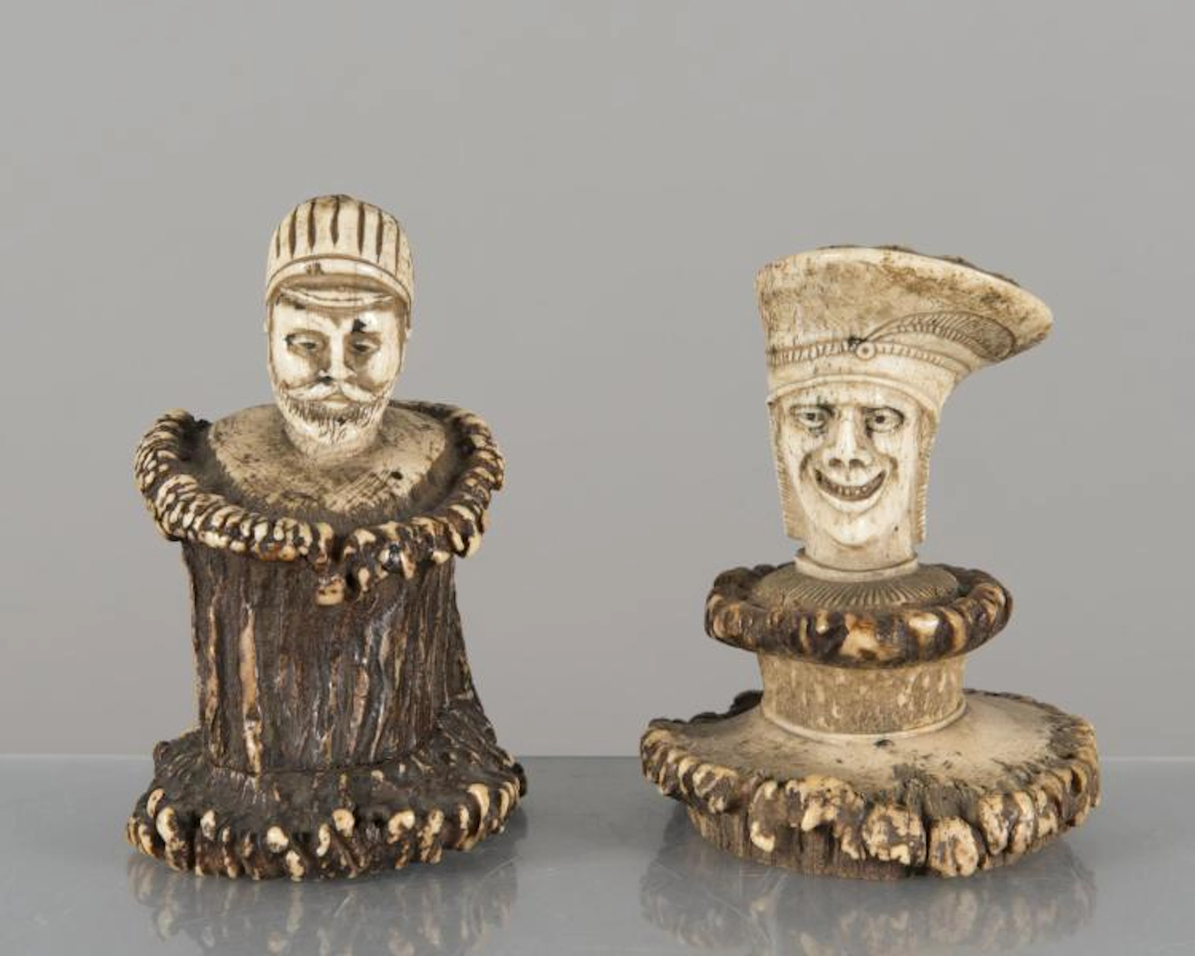 Deux anciennes pièces en os d'un jeu d'échec.