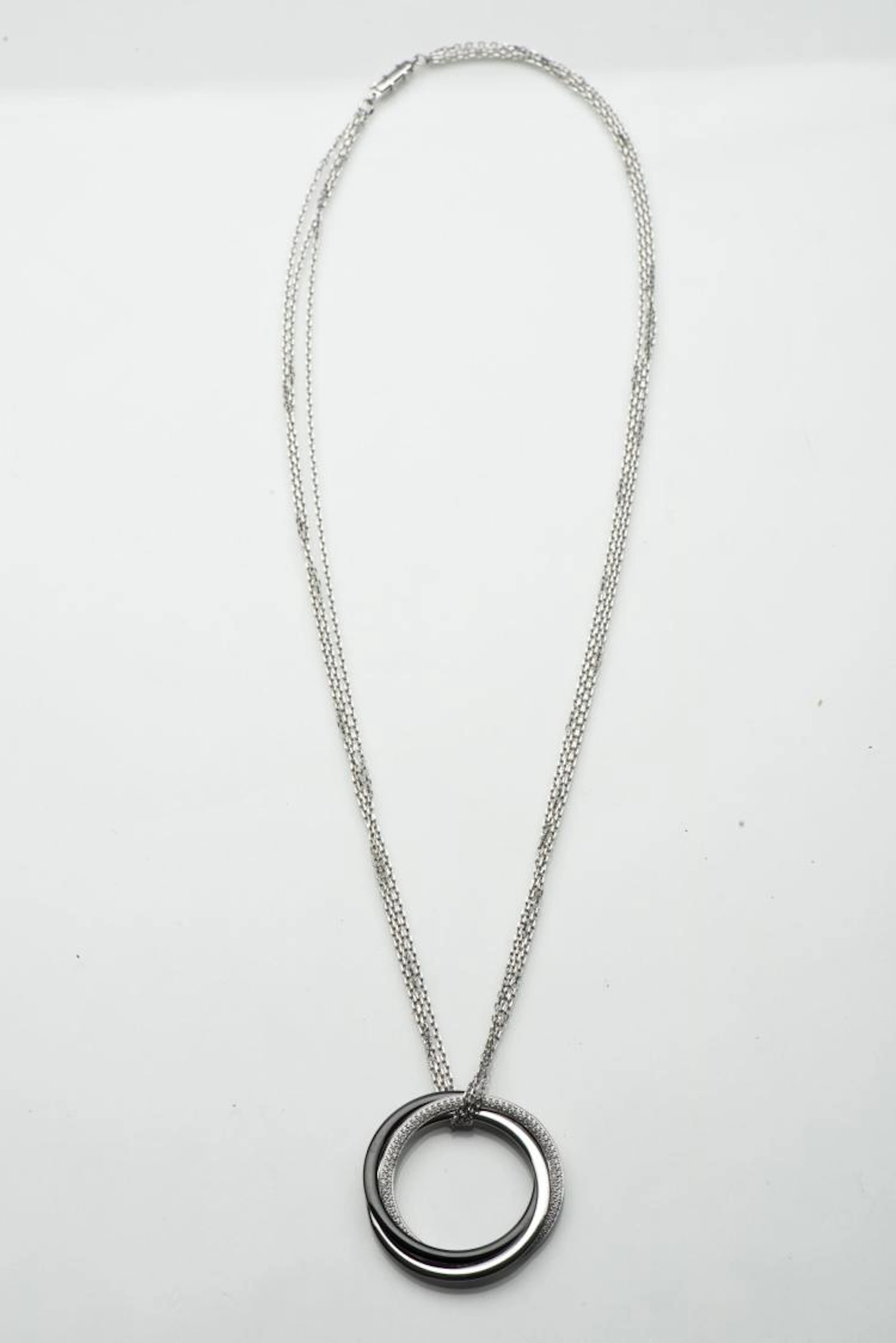 Cartier. Collier Trinity aux anneaux en or gris, céramique et diamants.