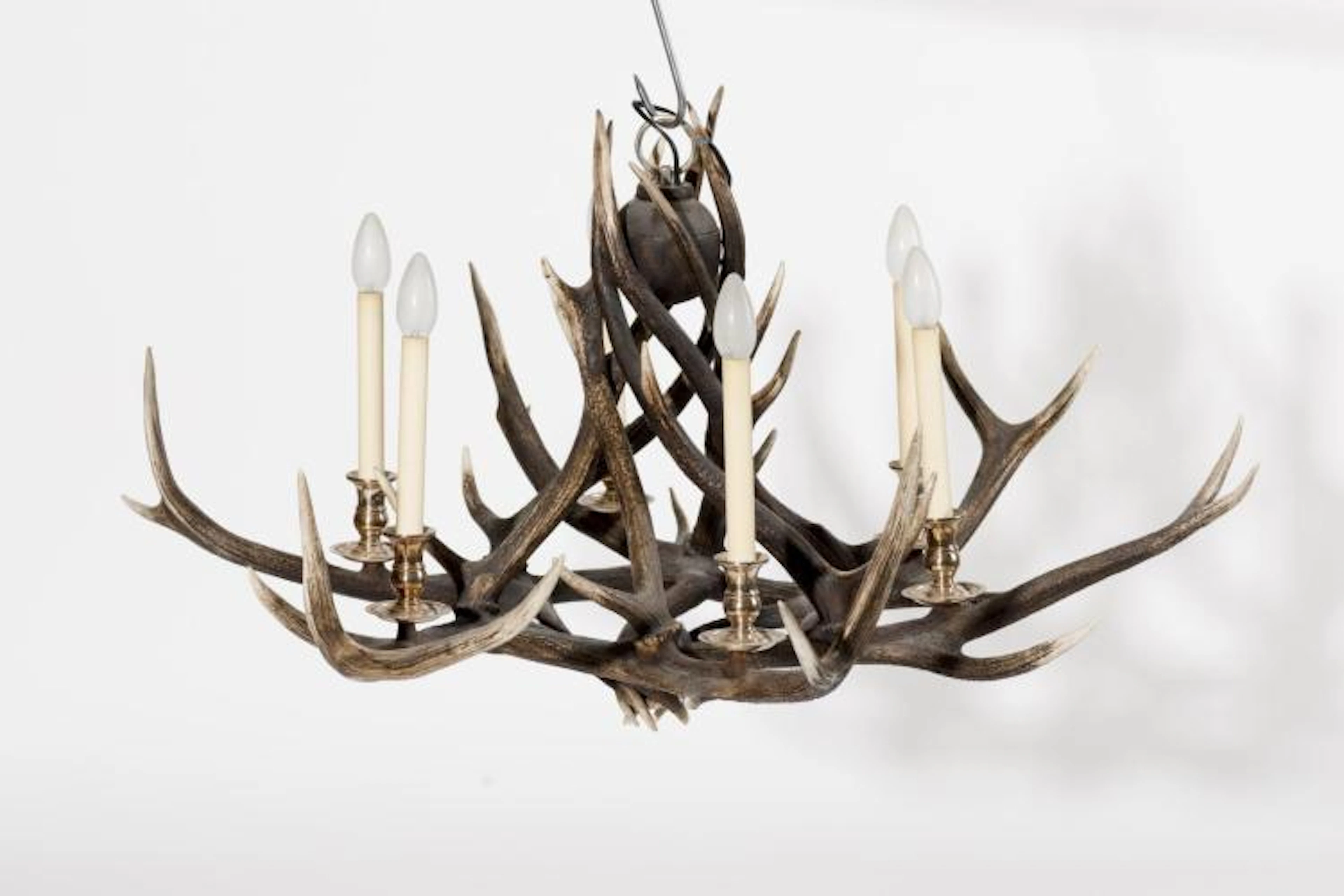 Lustre à six flammes en bois de cerf.