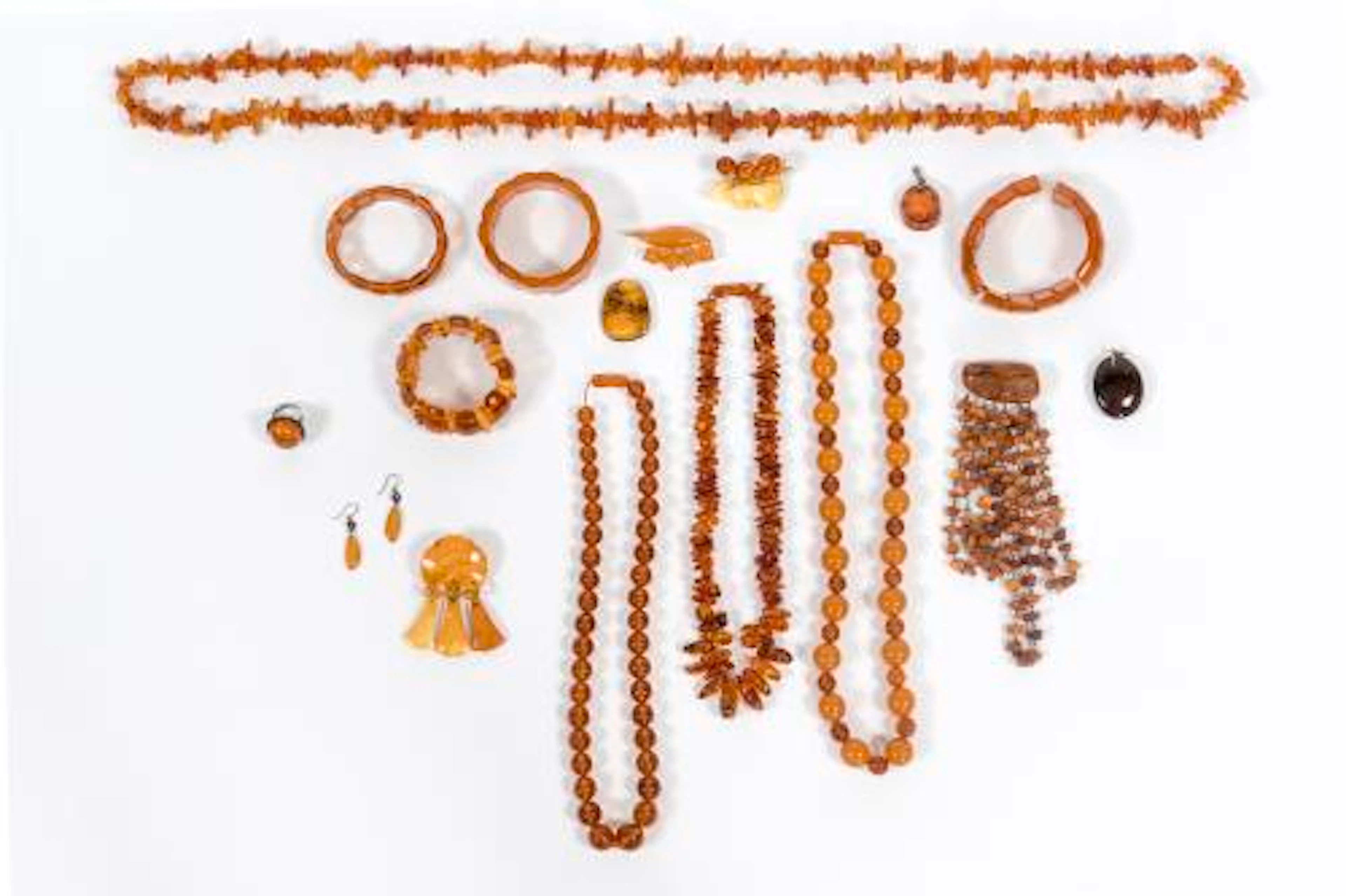 Ensemble de colliers, bracelets, broches pendentifs et une bague en ambre.