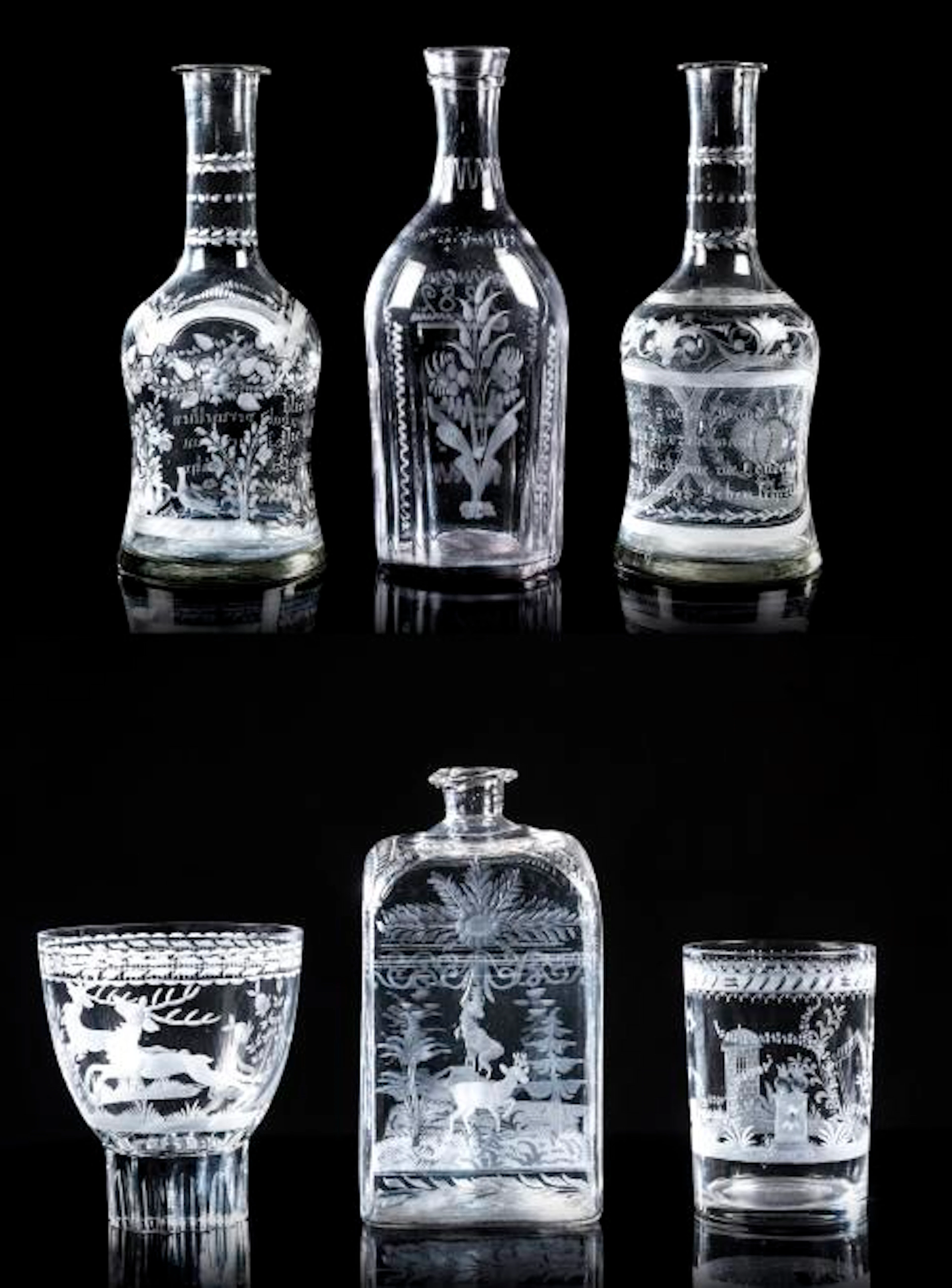Ensemble de quatre carafes en verre gravé anciennes.