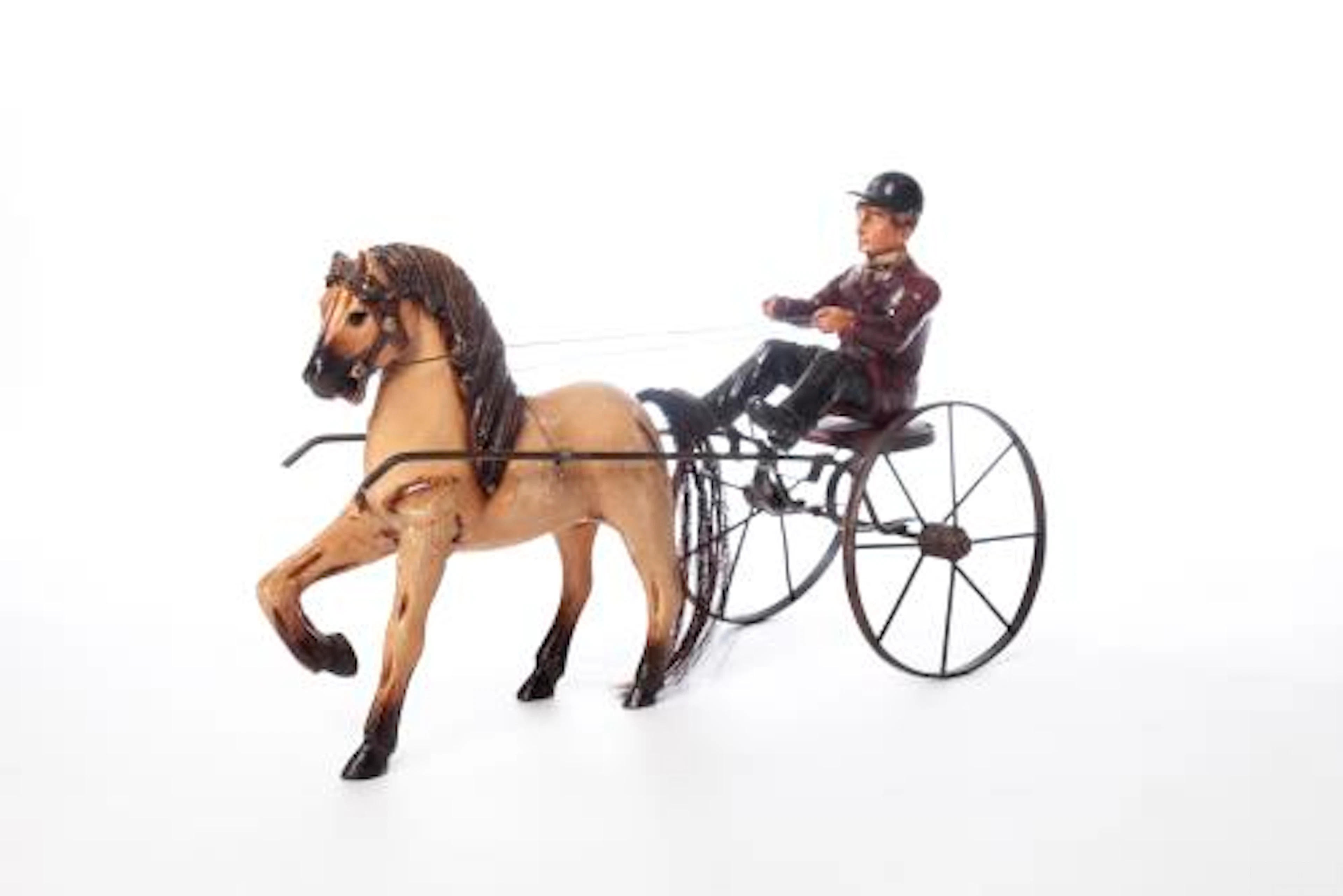 Jouet ancien en bois peint et métal : jockey avec son cheval et son attelage