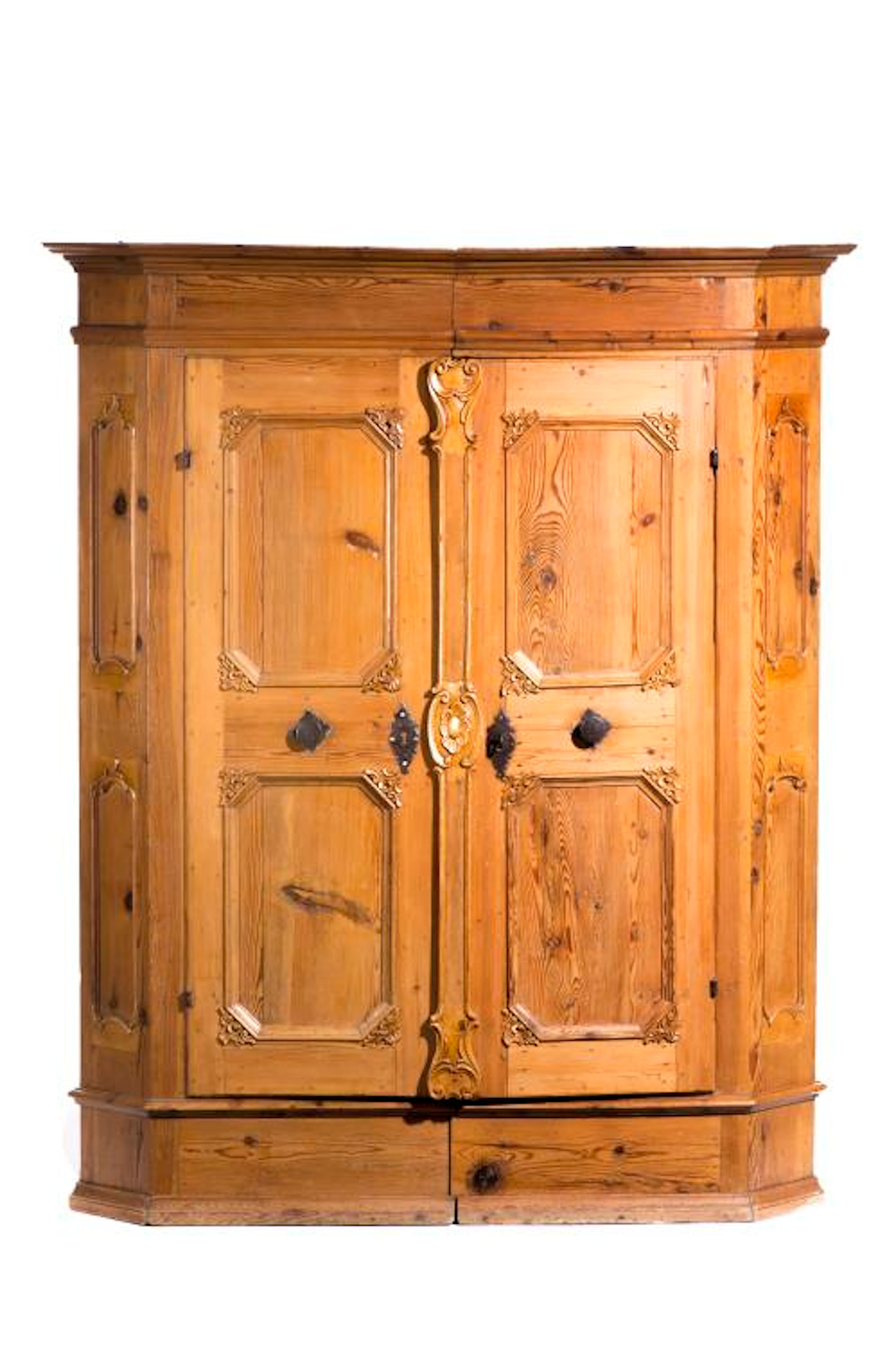 Armoire ancienne en pin à décor sculpté, Suisse centrale.