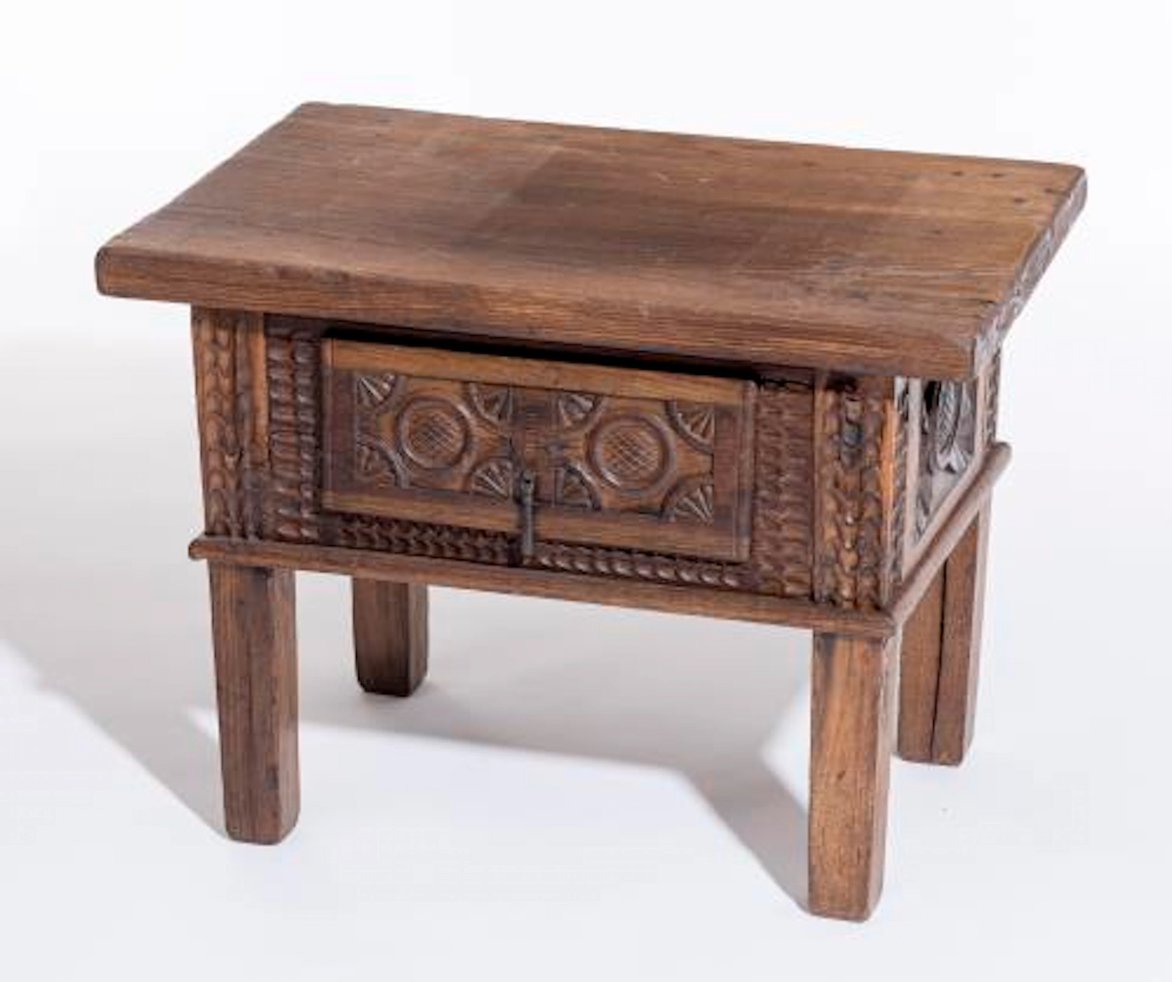 Petite table ancienne en bois sculpté. Suisse