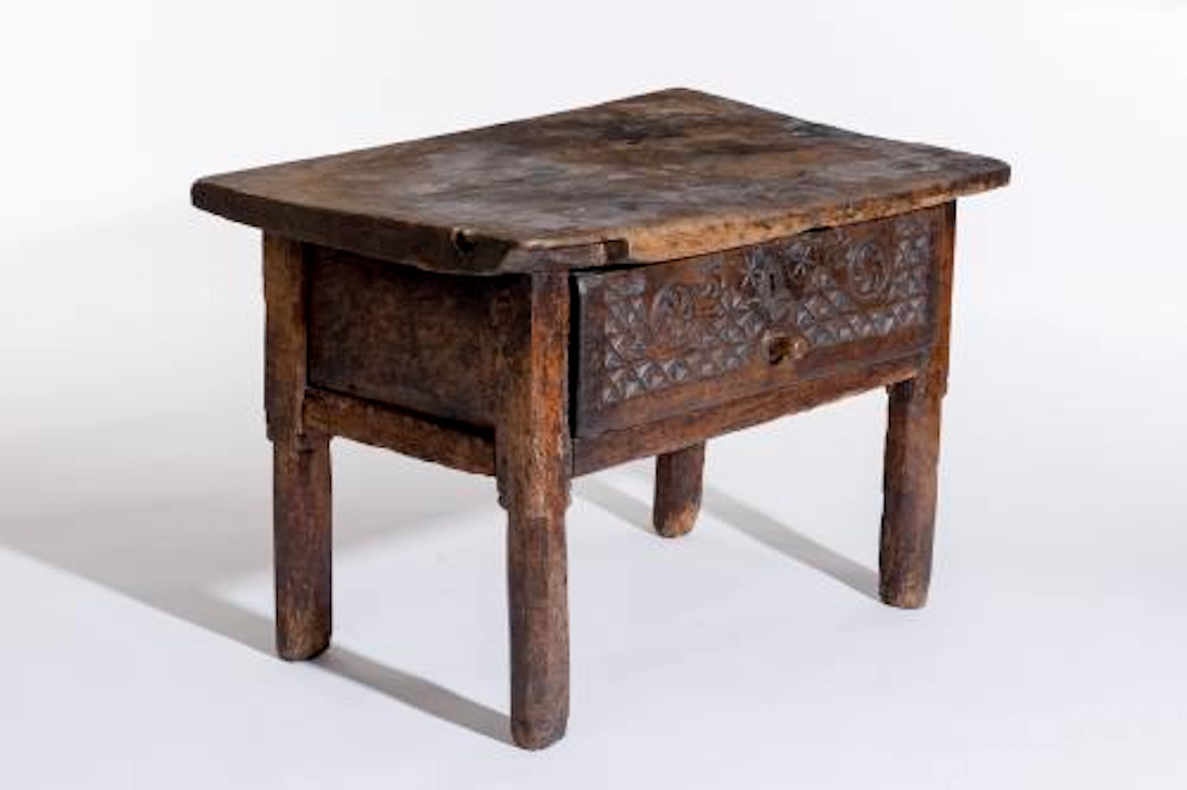 Table ancienne en bois sculpté. Suisse