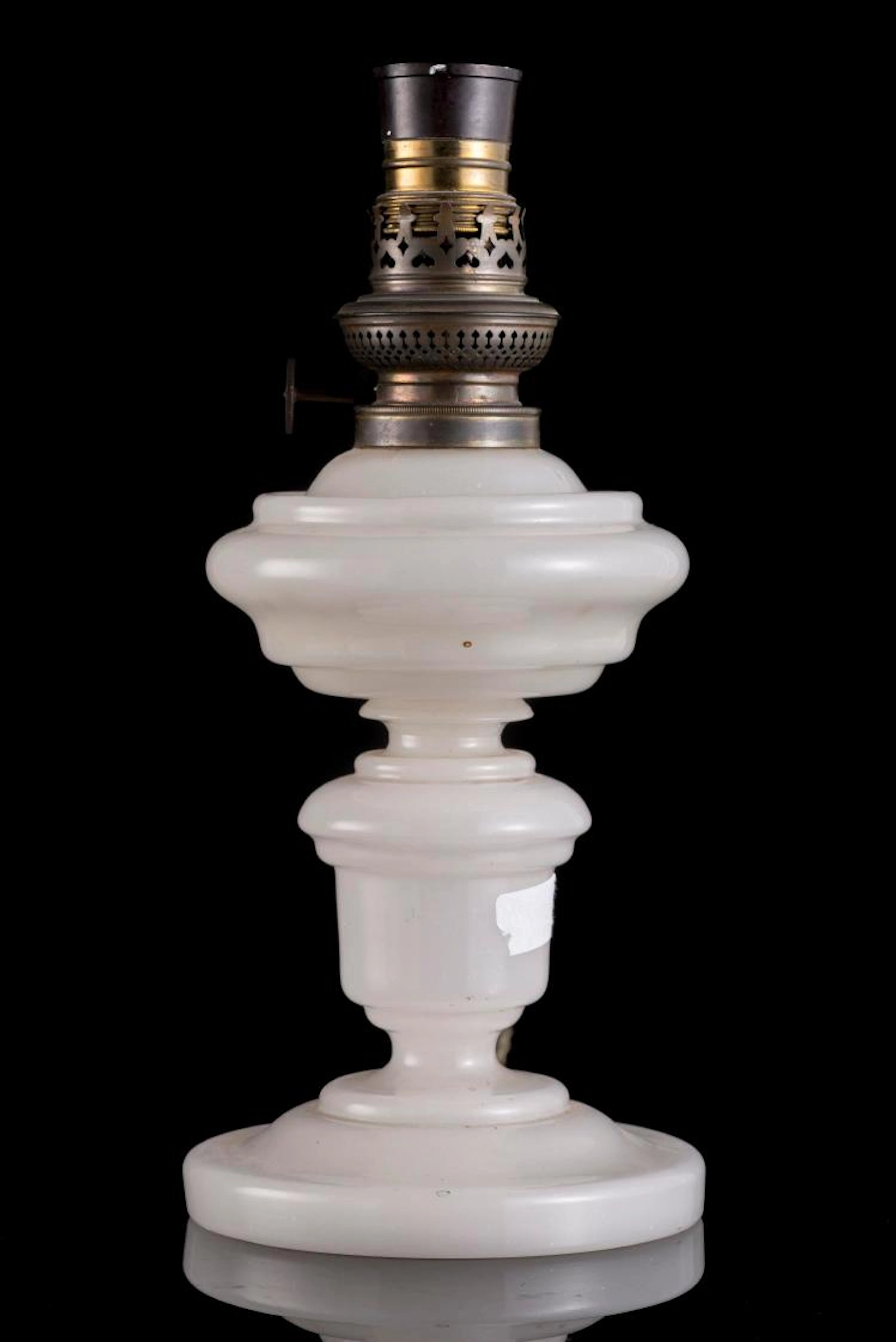 Lampe de table avec pied en opaline blanche d'une ancienne lampe à pétrole.