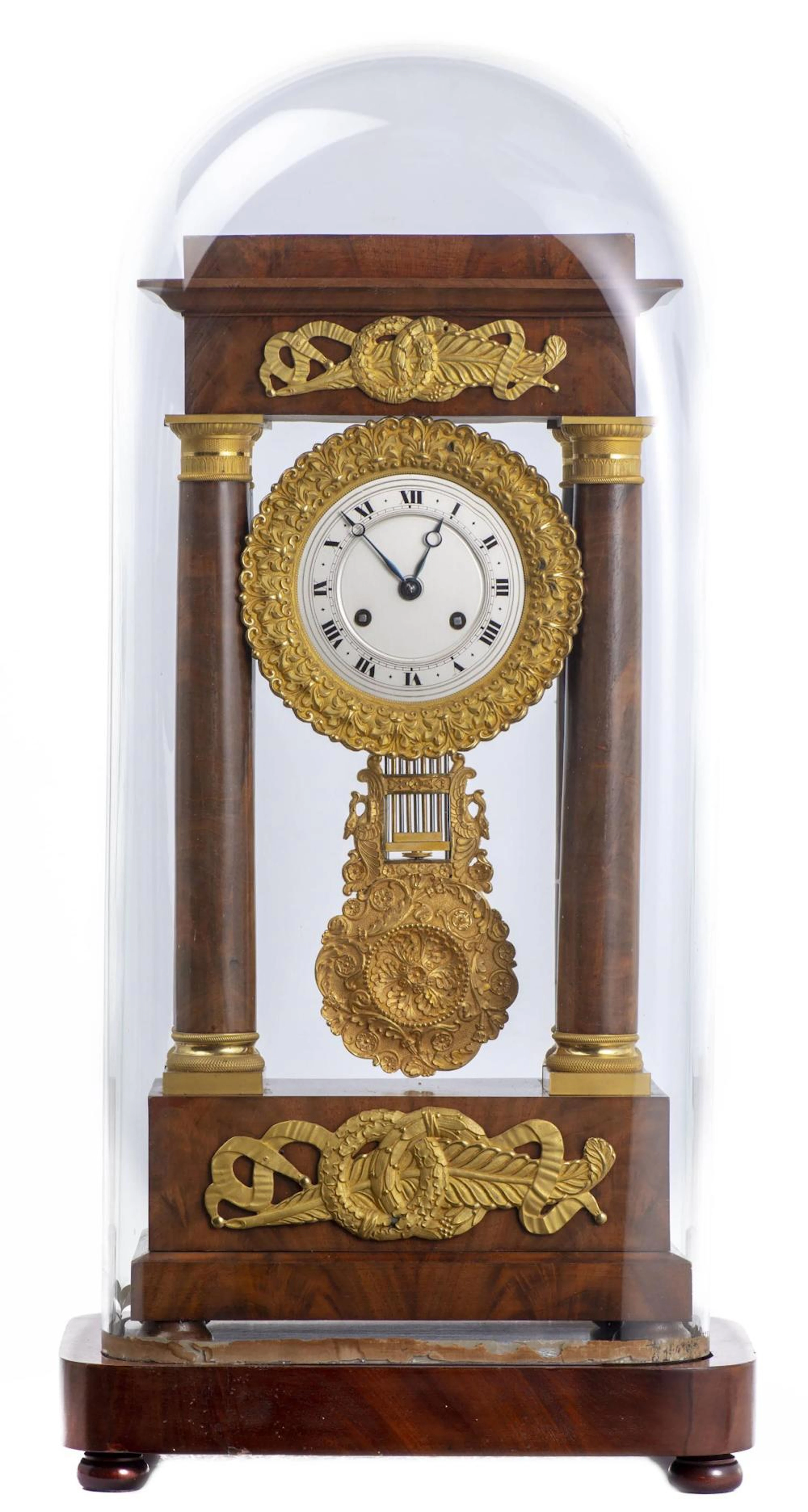 Pendule portique sous globe en placage d'acajou