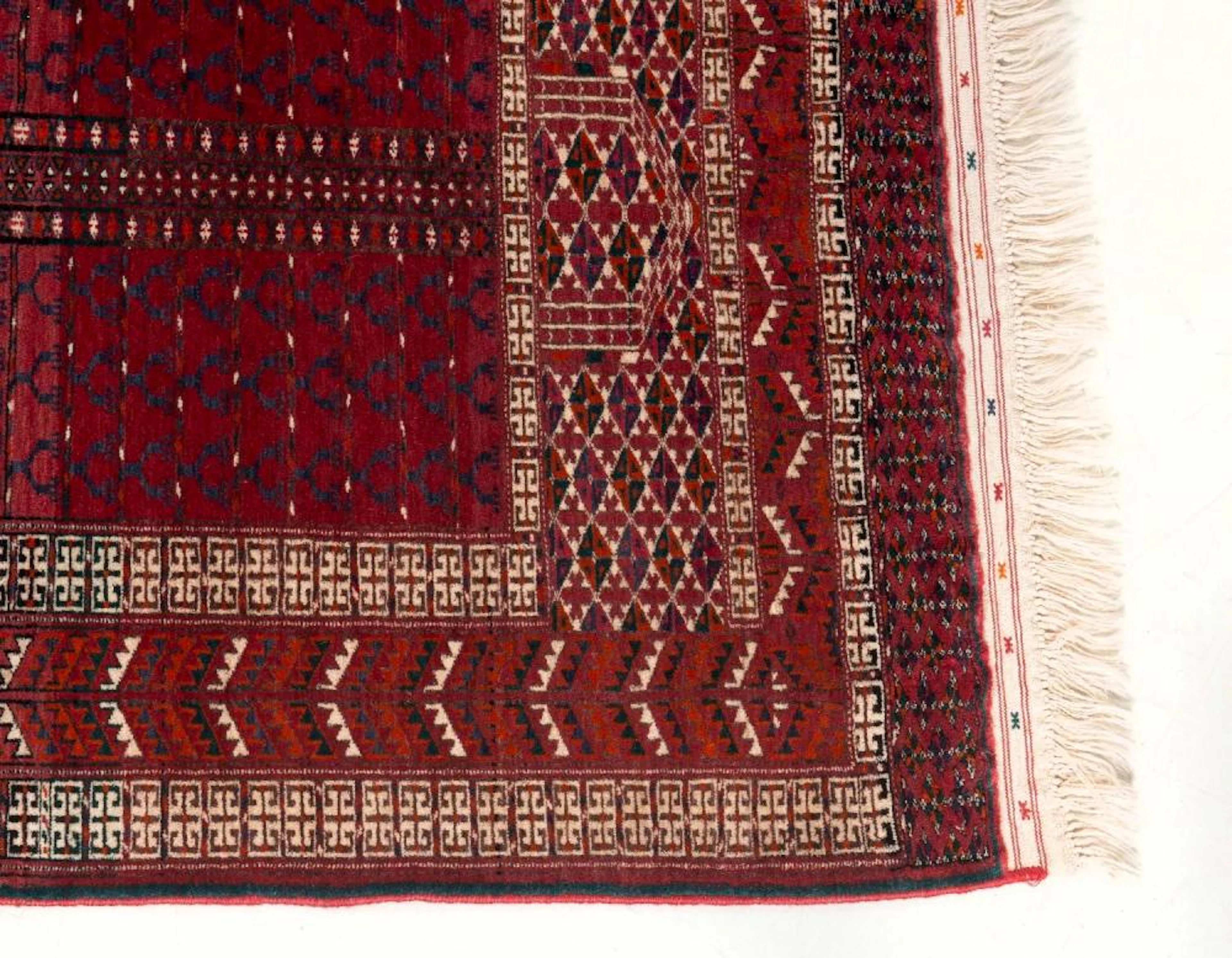 Tapis turc à motif principal de quatre partis sur fond bordeaux