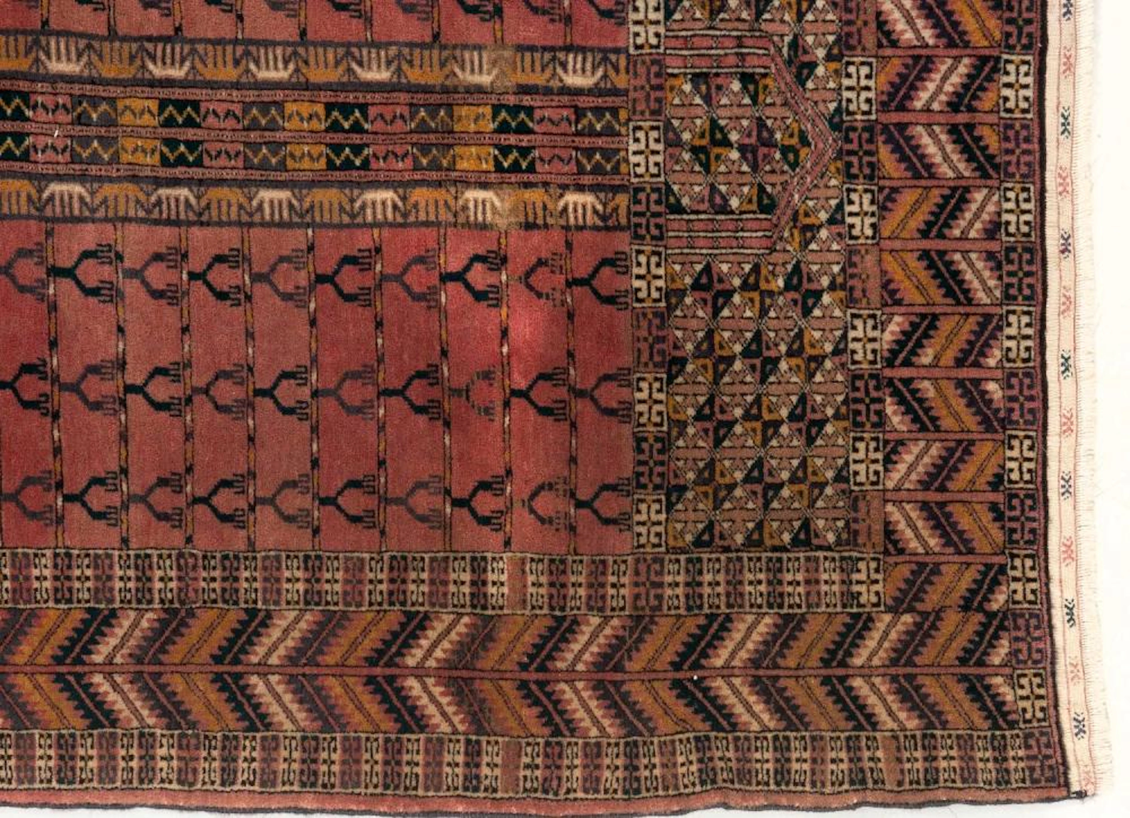 Tapis turc à motif principal de quatre partis sur fond rouge