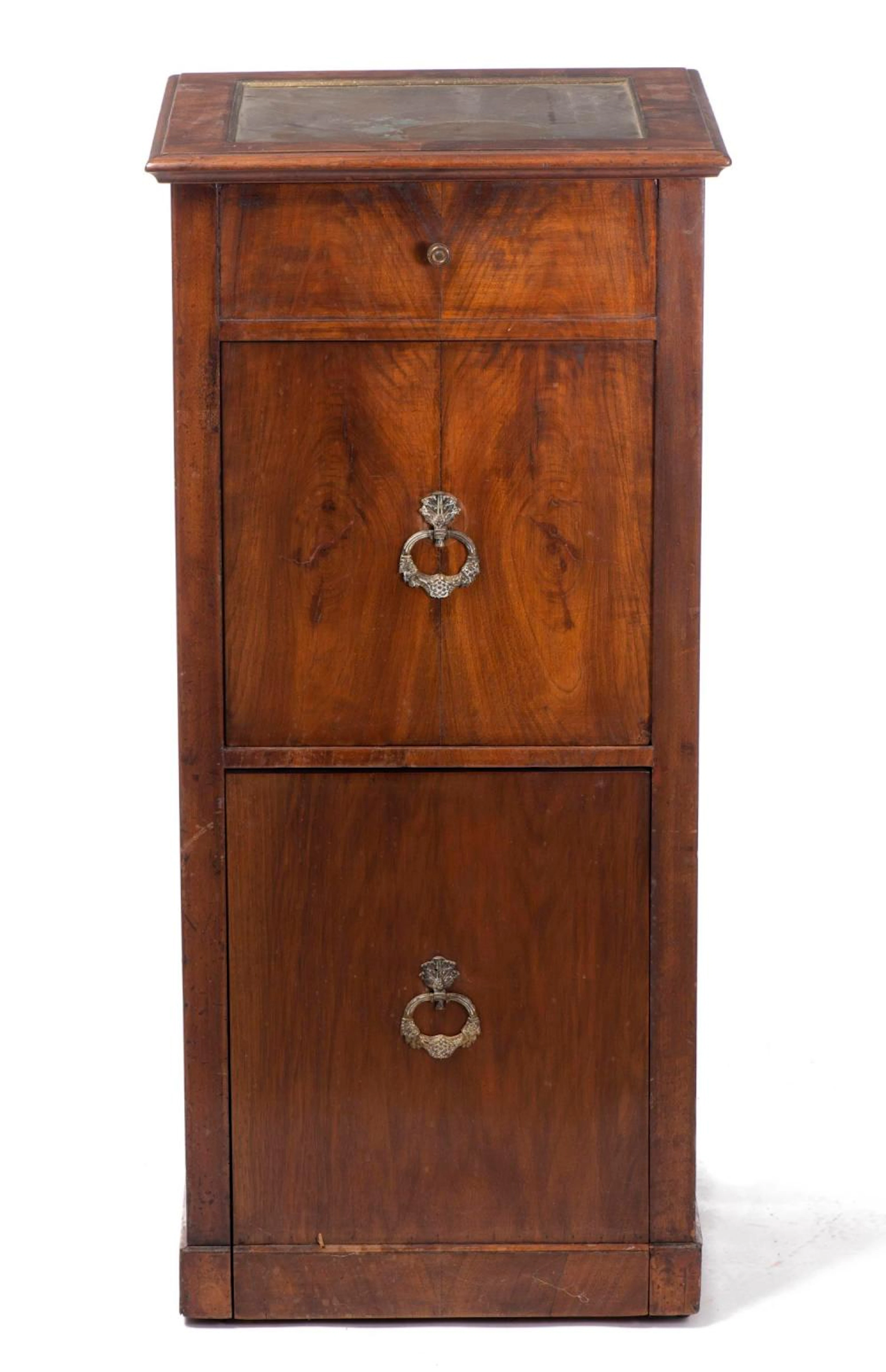 Meuble de toilette colonne en noyer.