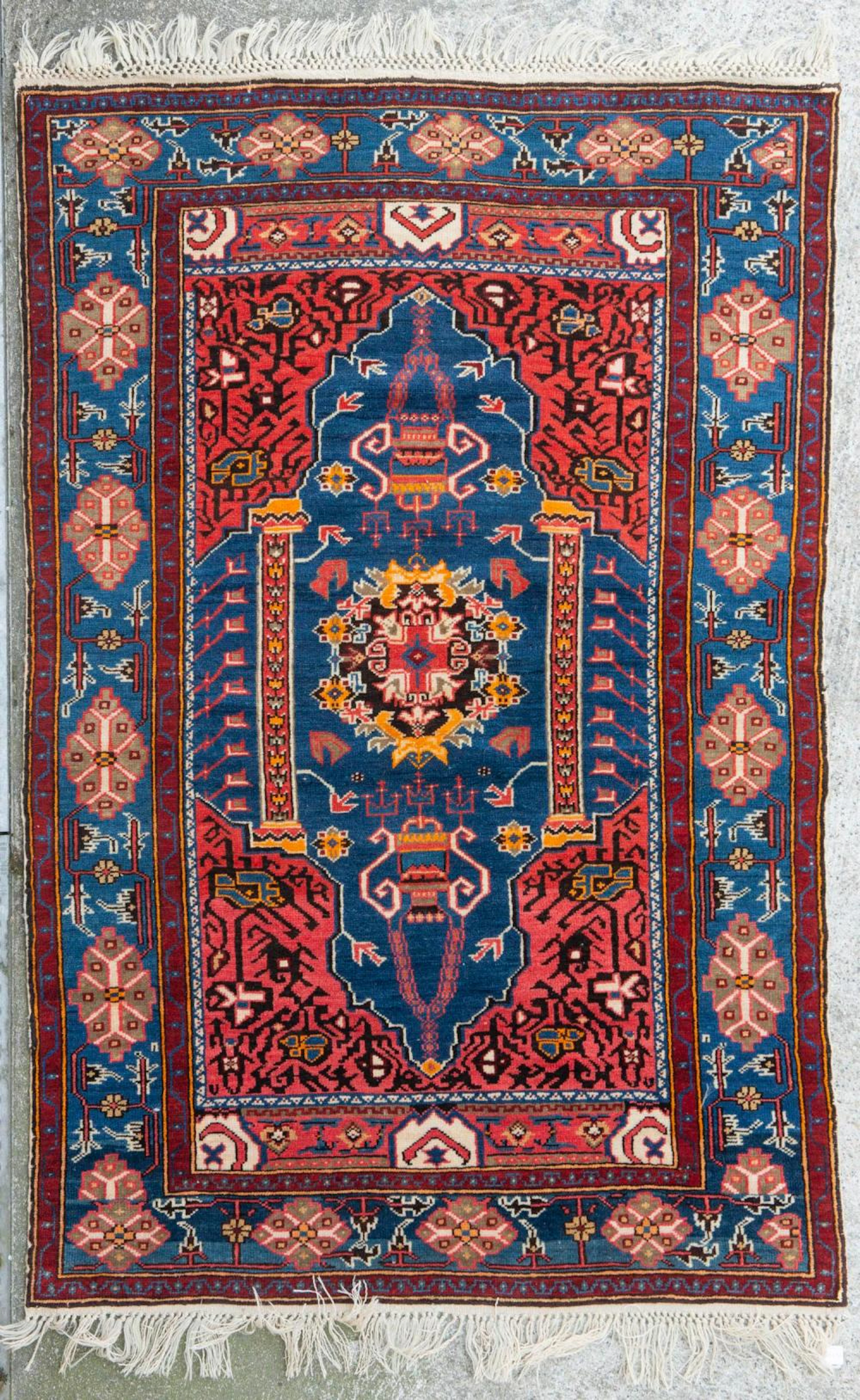 Tapis turc (Chiraz) à médaillon central en forme de...