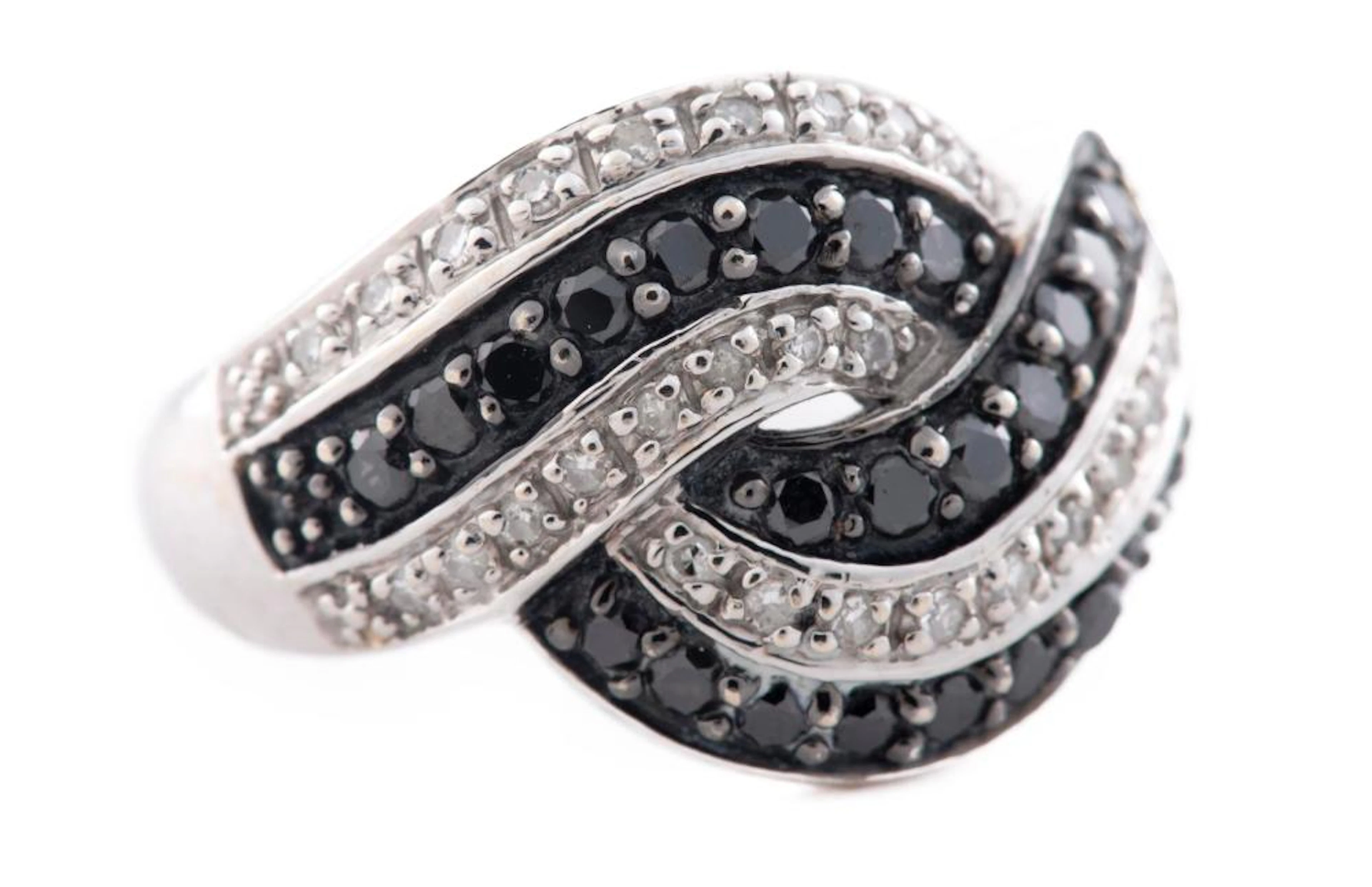 Bague en or blanc .750 avec diamants et moissanites