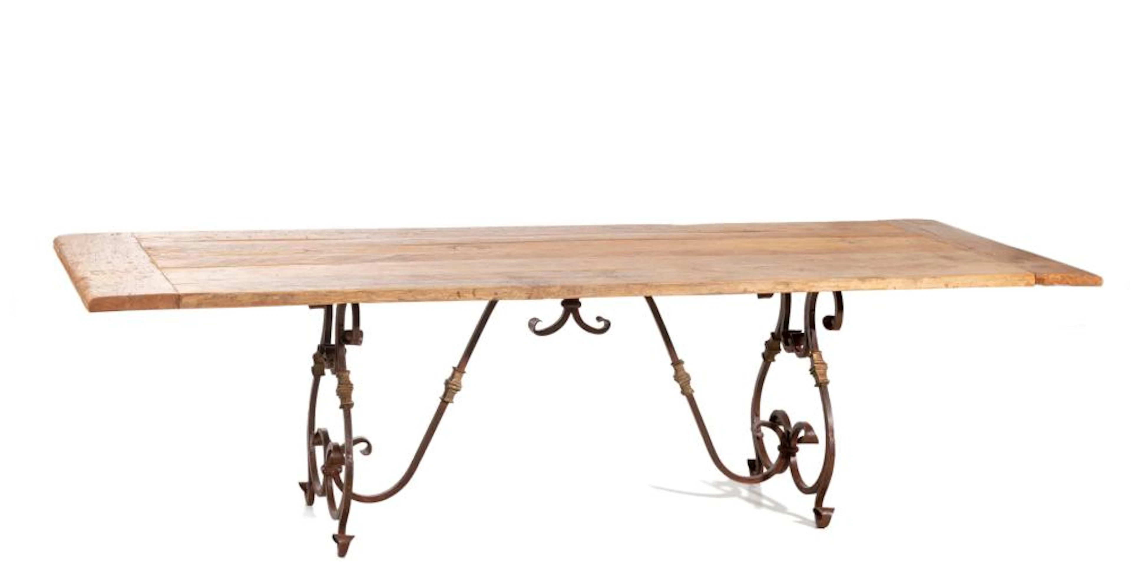 Table à dîner, pieds en fer forgé, plateau en vieux bois ancien de récupération.