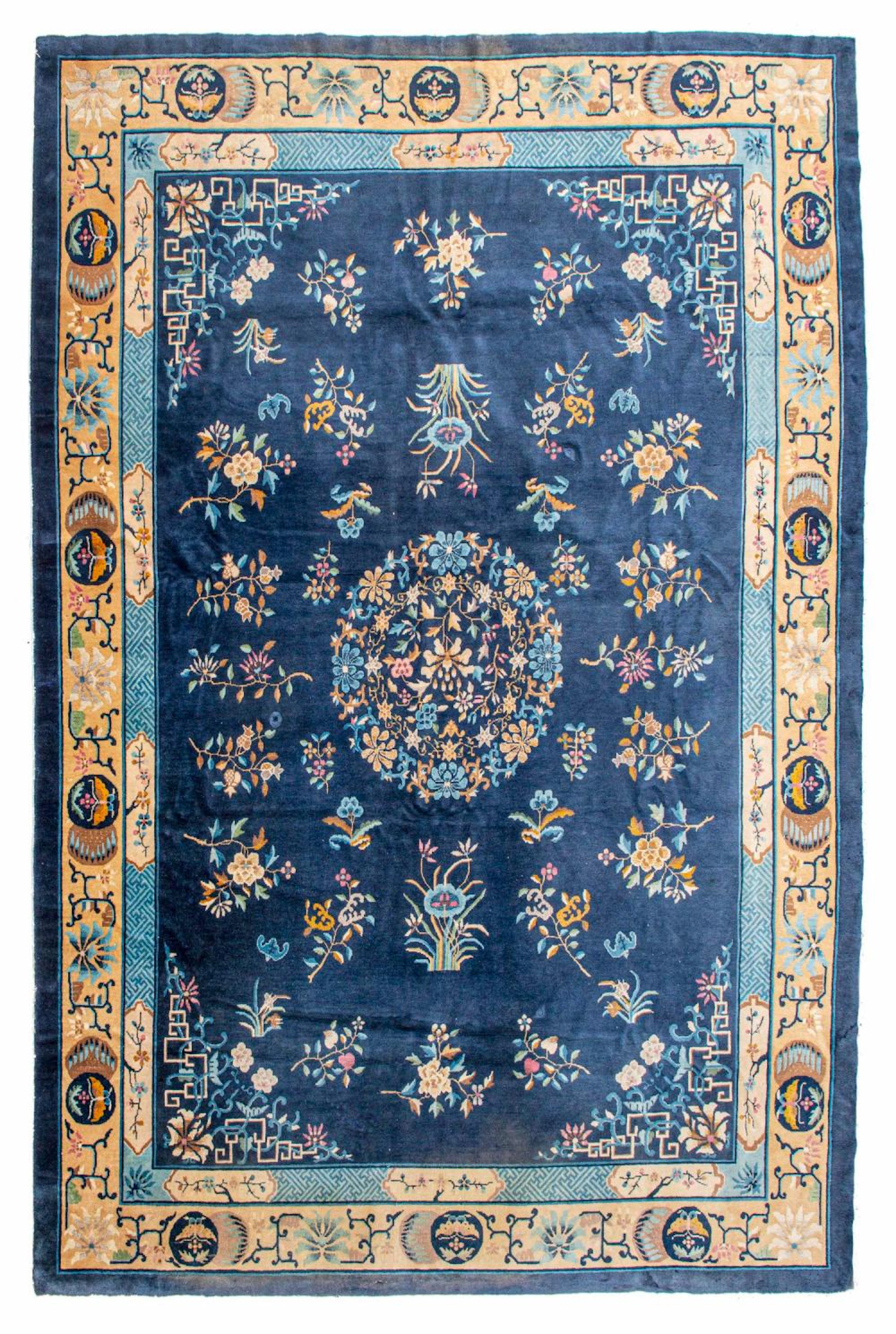 Tapis chinois Baotou en laine à médaillon central de fleurs blanches et bleues