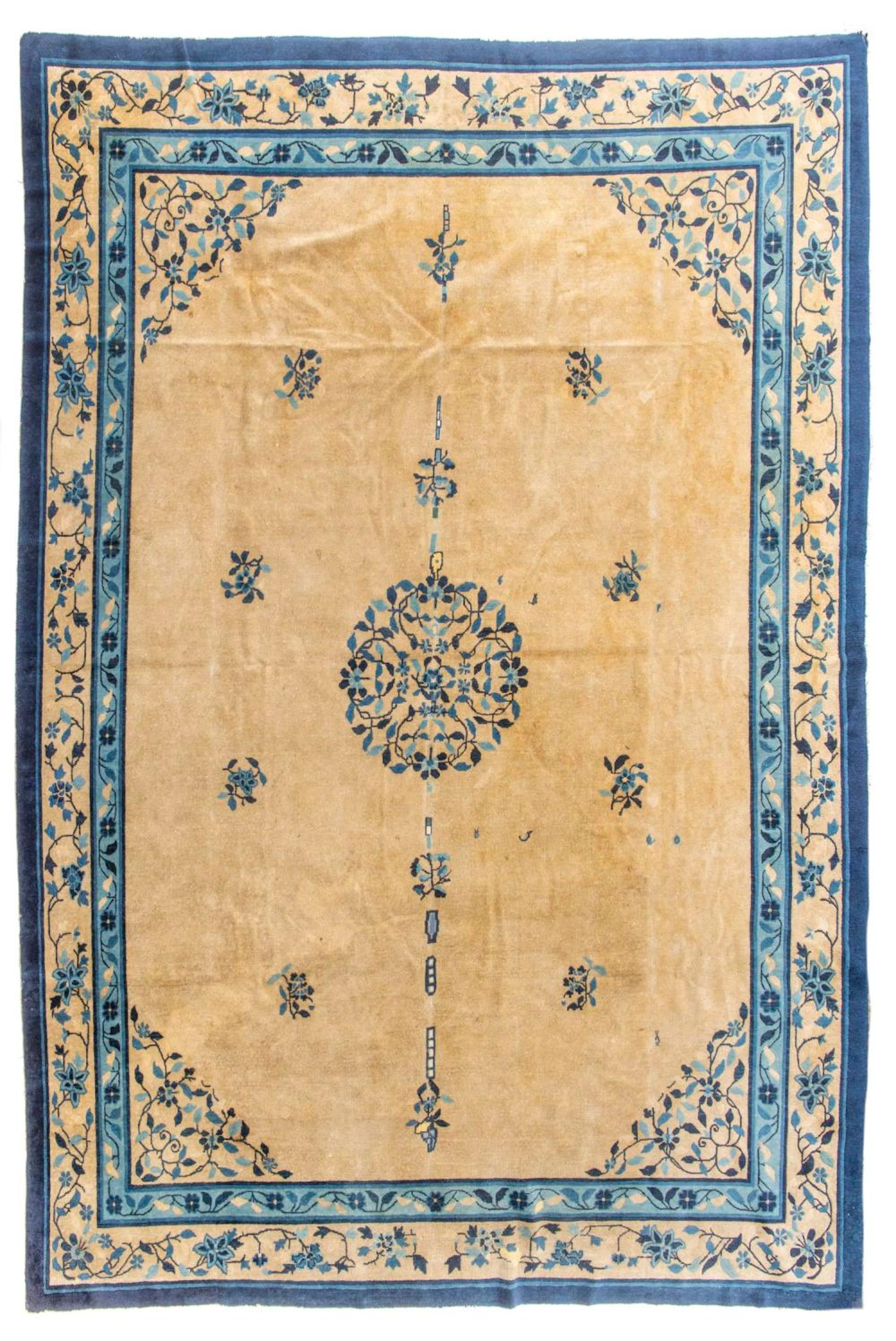 Tapis chinois Baotou en laine à décor d'un médaillon...
