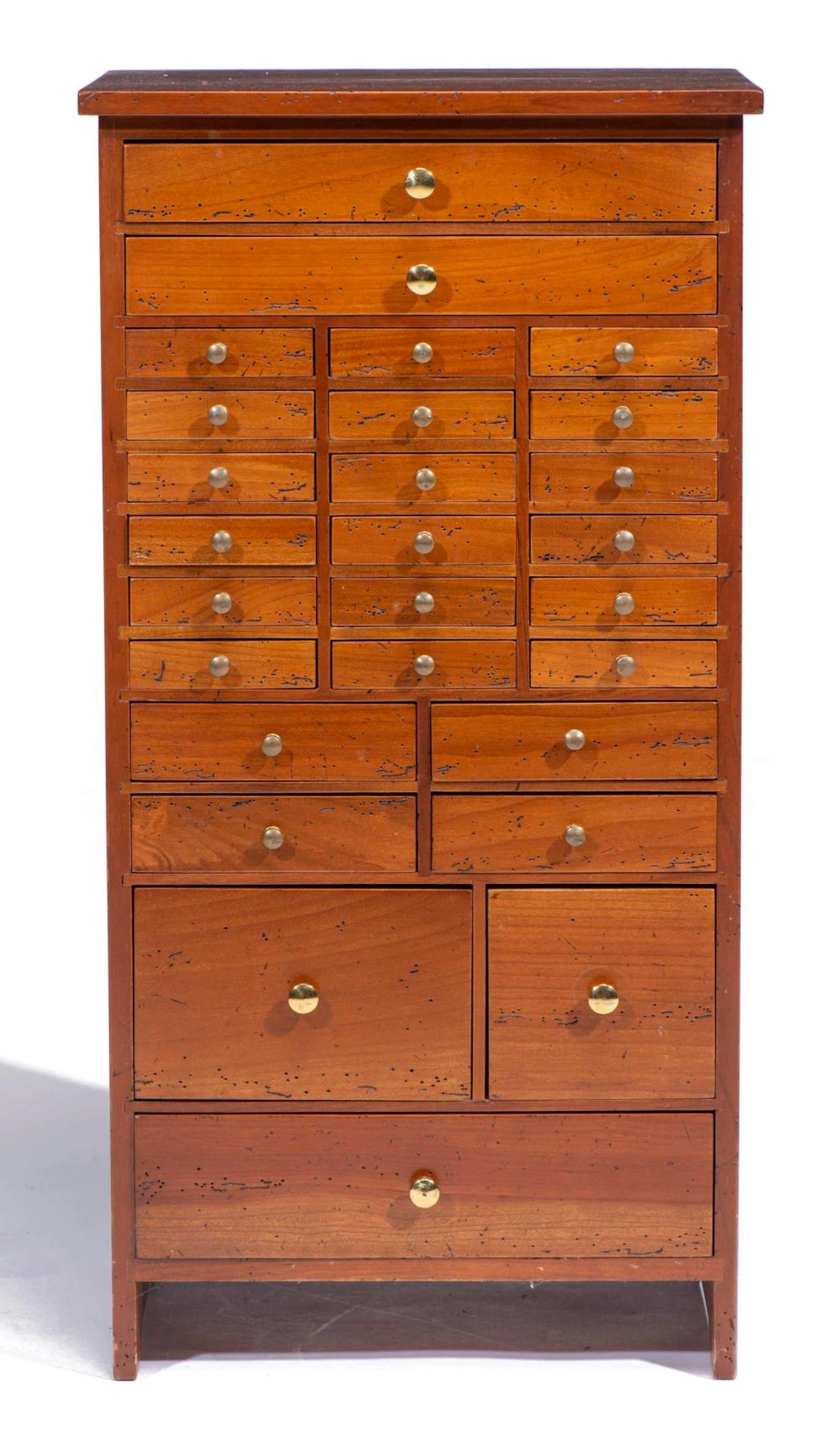 Layette d'horloger moderne en noyer comprenant 27 tiroirs