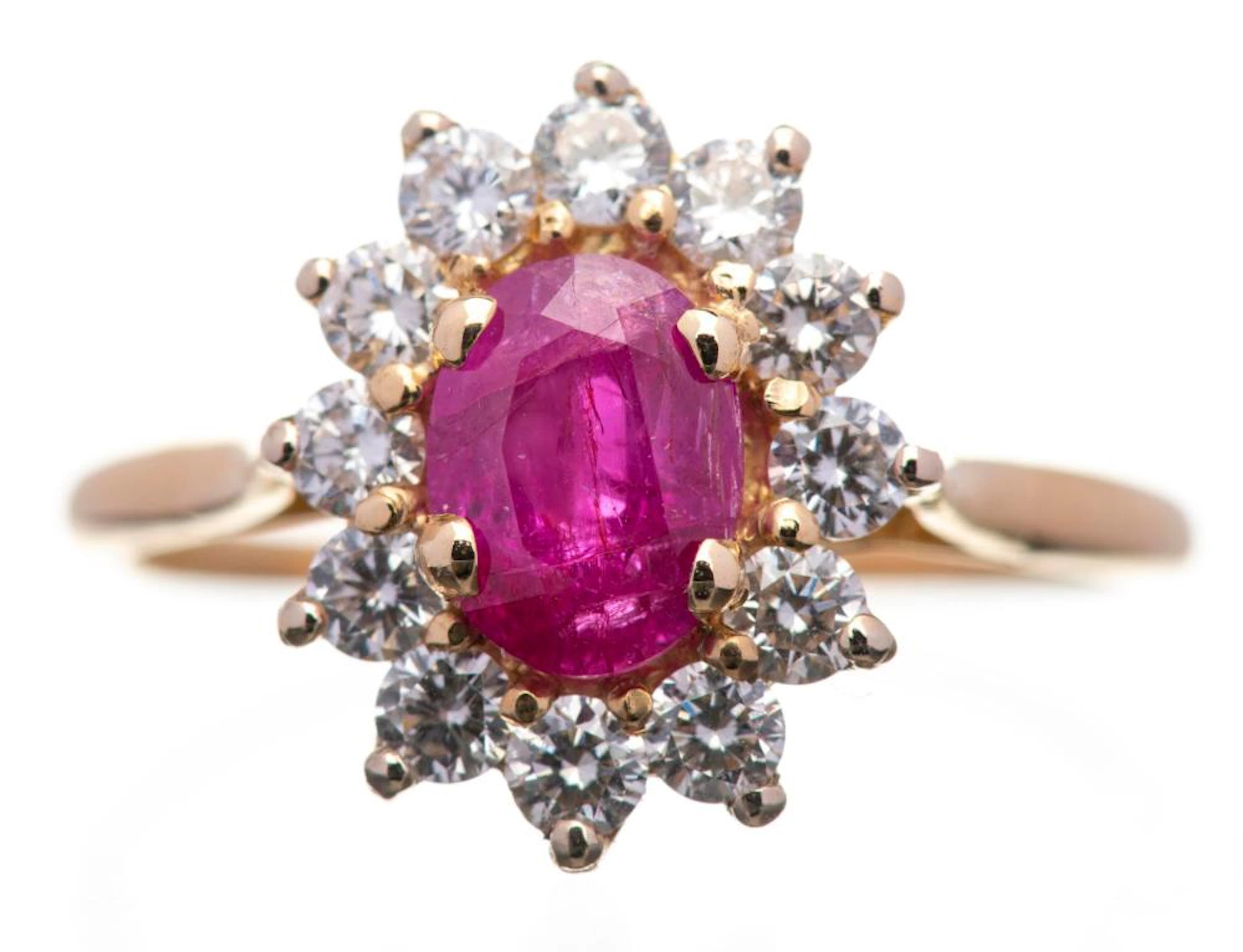 Bague Pompadour en or jaune montée au centre d'un rubis non chauffé