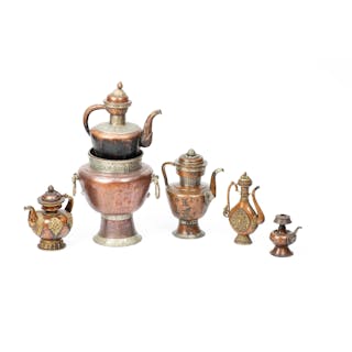 TIBET - Ensemble de cinq objets en cuivre, bronze et argent repoussé