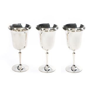 Diana ROSS, trois gobelets à vin sur pied en métal argenté