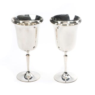 Diana ROSS, deux gobelets à vin sur pied en métal argenté