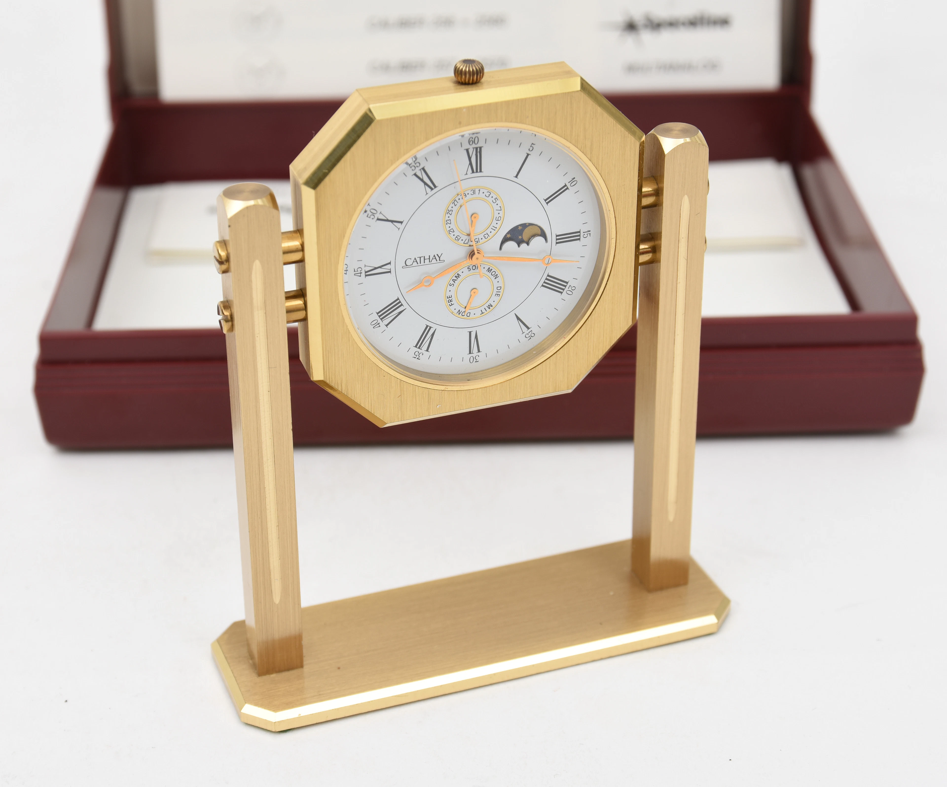 CATHAY. Stiluhr mit Kalendarium.