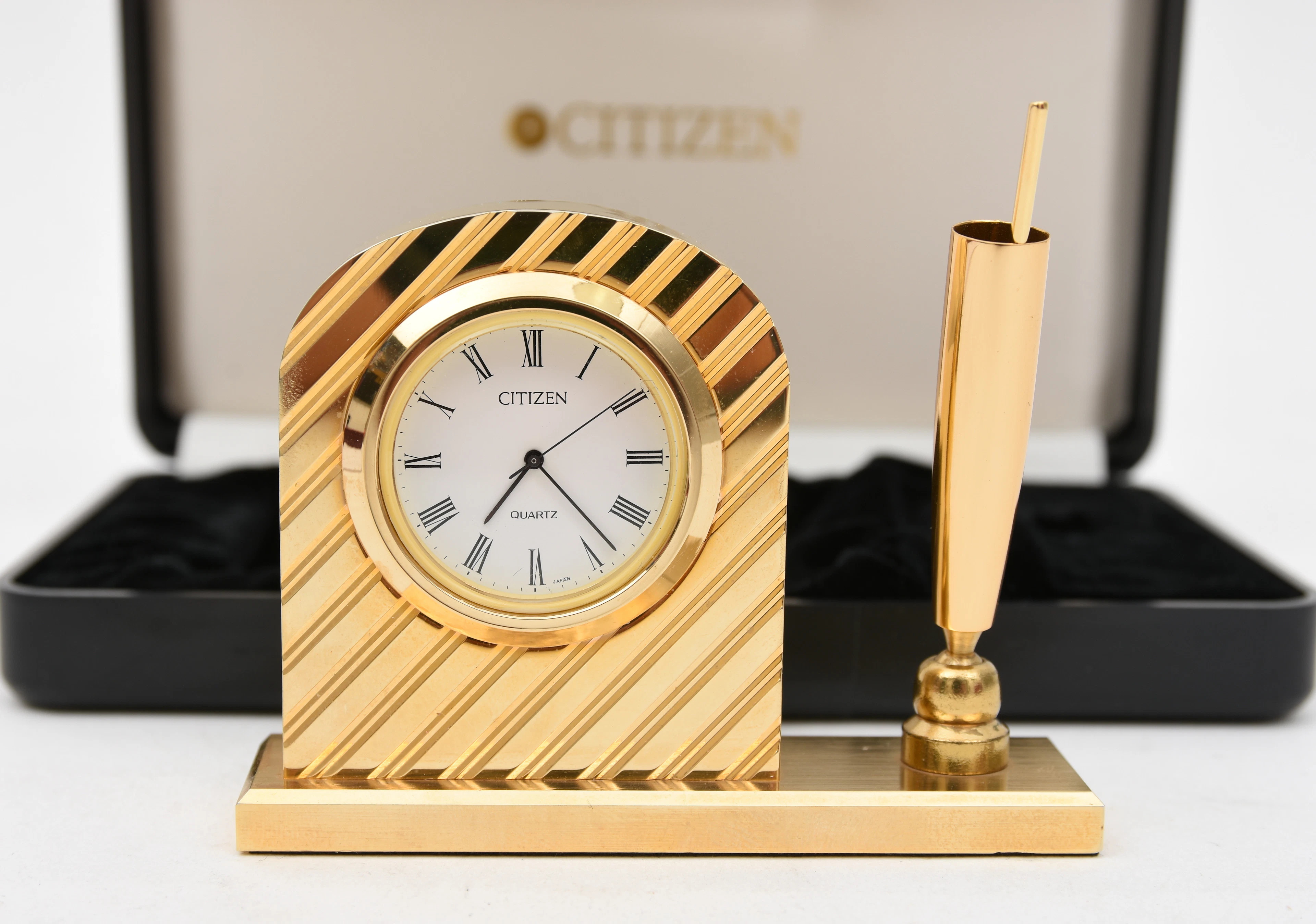 CITIZEN. Stiluhr mit Kugelschreiberhalter.