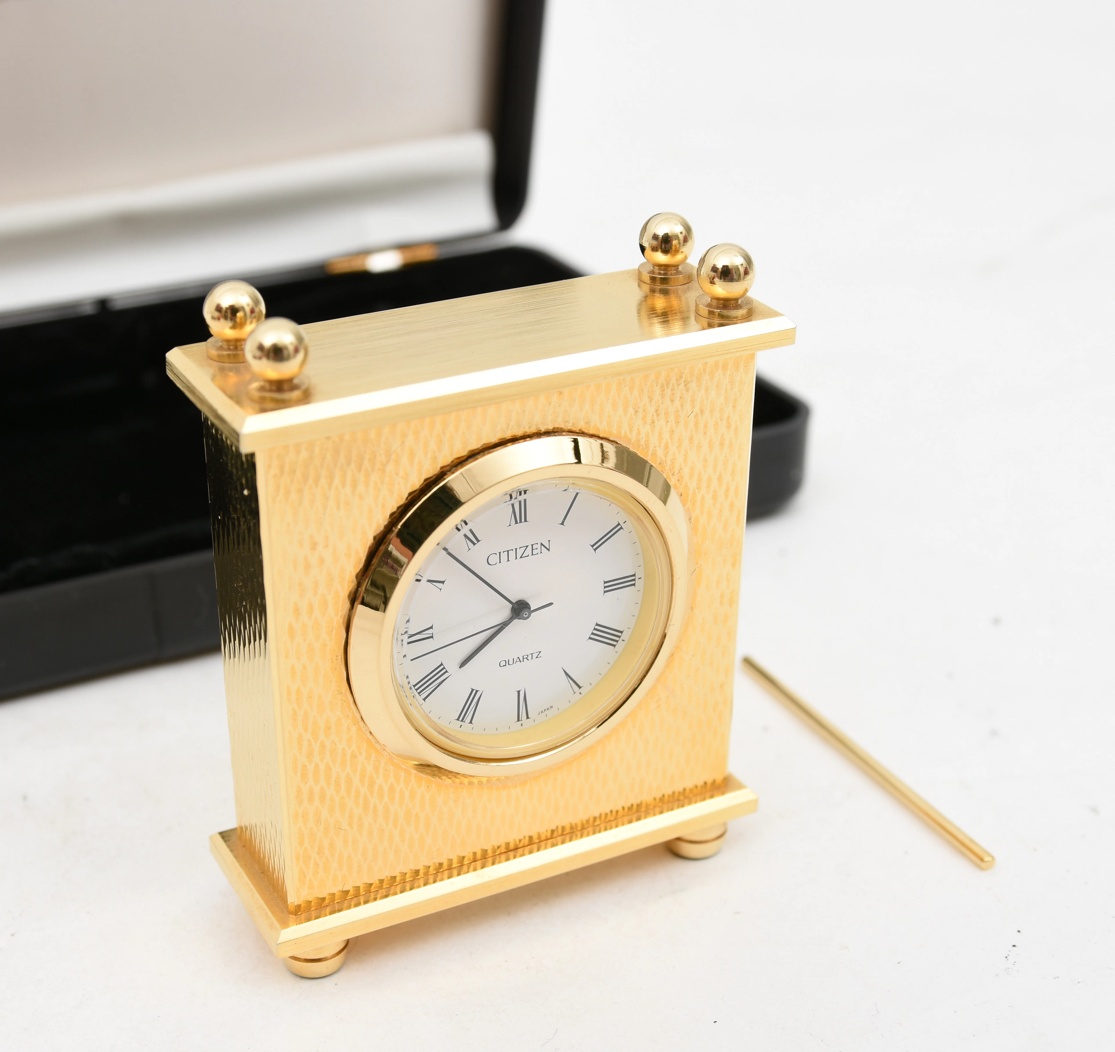 CITIZEN. Stiluhr in Viereckform.